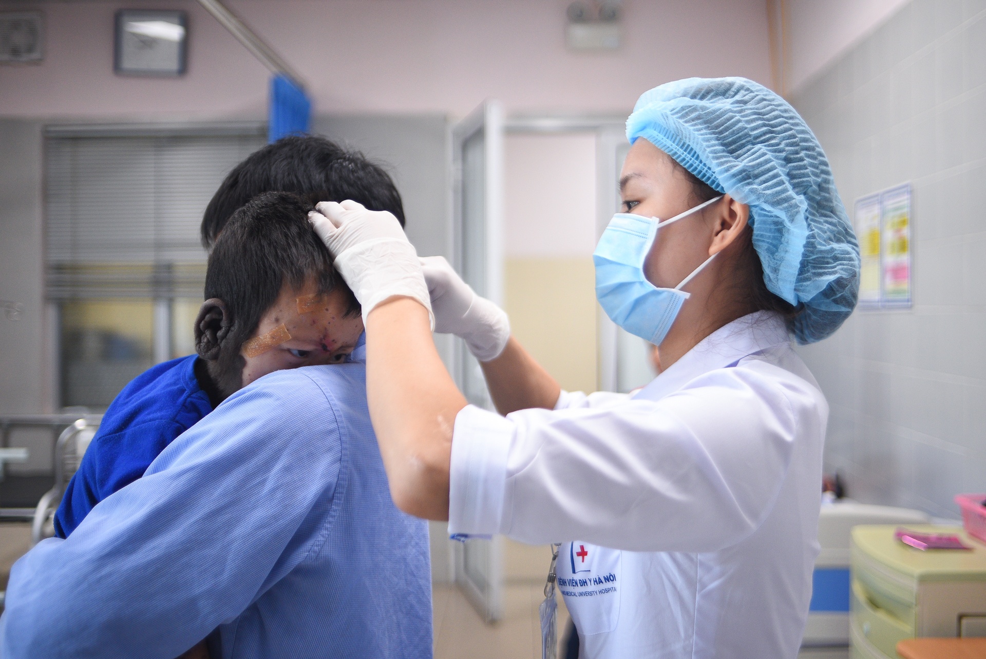 Cuon so ghi on va hanh trinh thay doi cua cau be bi cham khap nguoi anh 13