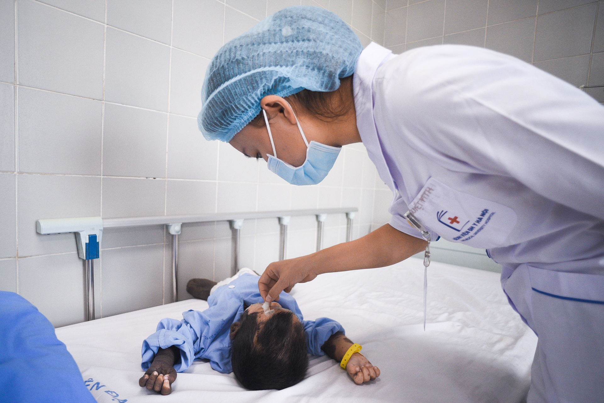 Cuon so ghi on va hanh trinh thay doi cua cau be bi cham khap nguoi anh 14