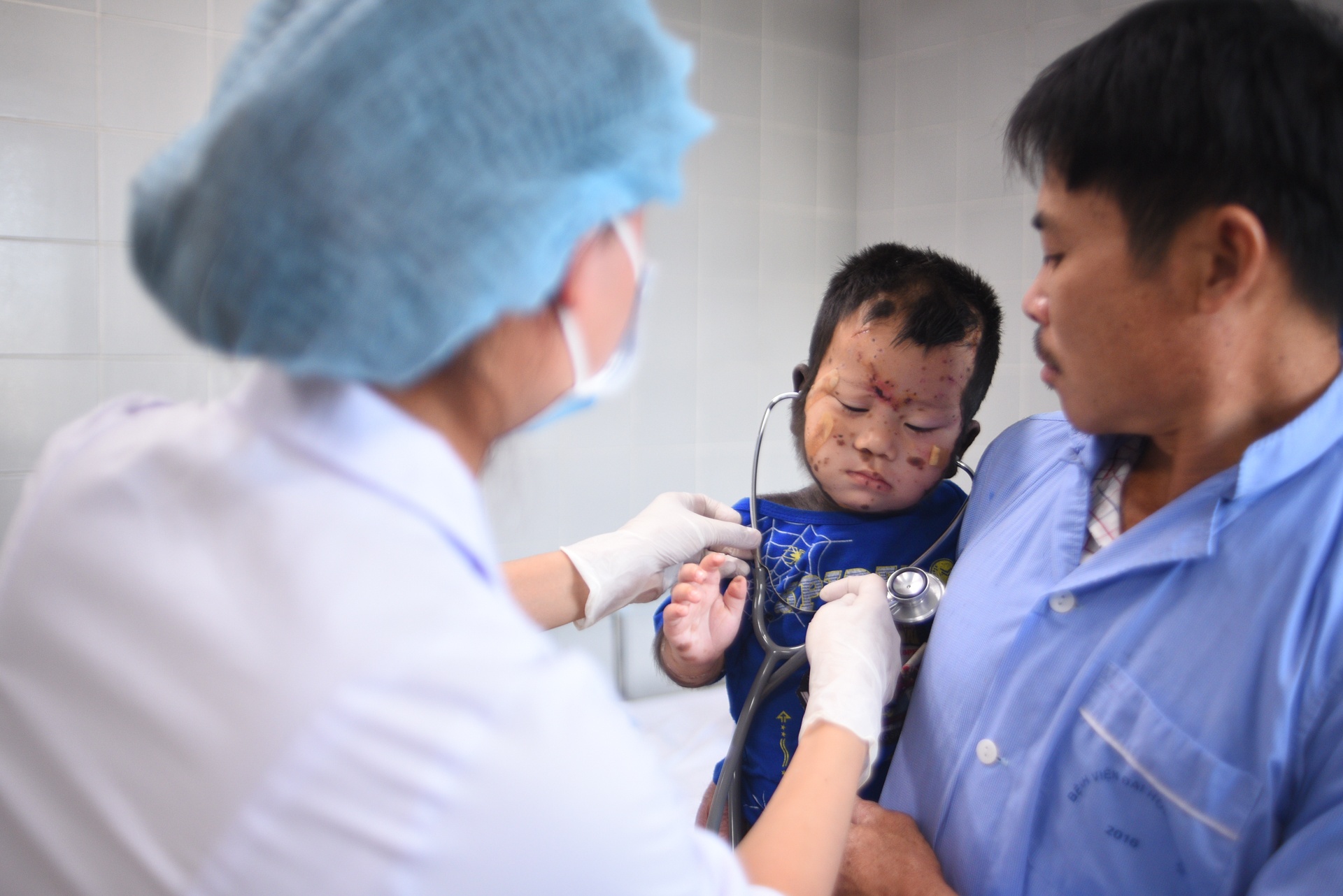 Cuon so ghi on va hanh trinh thay doi cua cau be bi cham khap nguoi anh 15