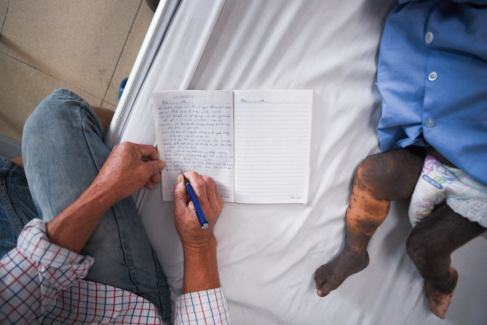 Cuon so ghi on va hanh trinh thay doi cua cau be bi cham khap nguoi anh 16