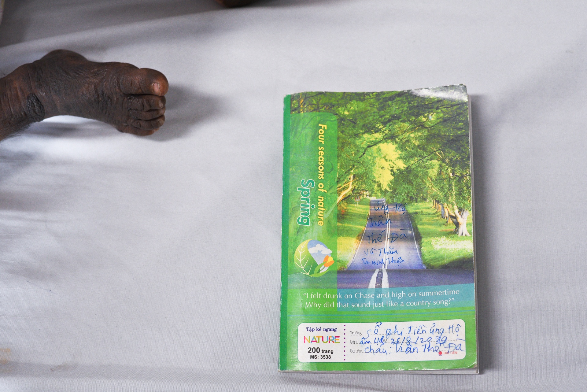 Cuon so ghi on va hanh trinh thay doi cua cau be bi cham khap nguoi anh 17