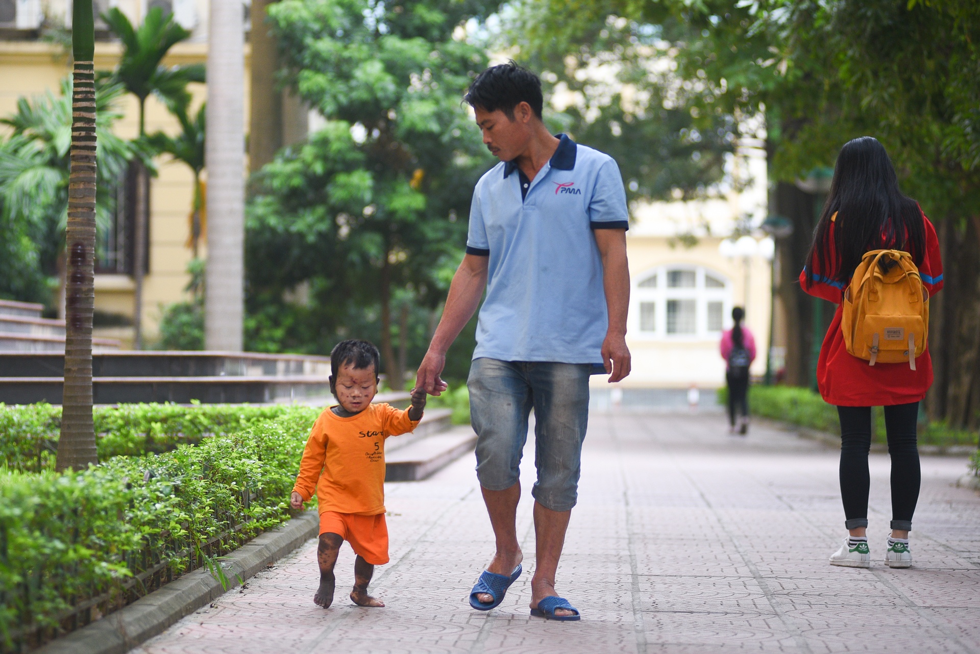 Cuon so ghi on va hanh trinh thay doi cua cau be bi cham khap nguoi anh 3