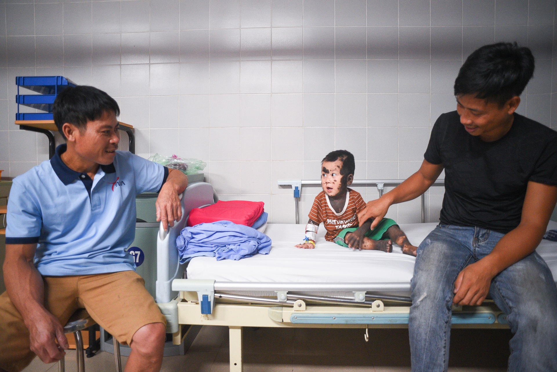 Cuon so ghi on va hanh trinh thay doi cua cau be bi cham khap nguoi anh 4