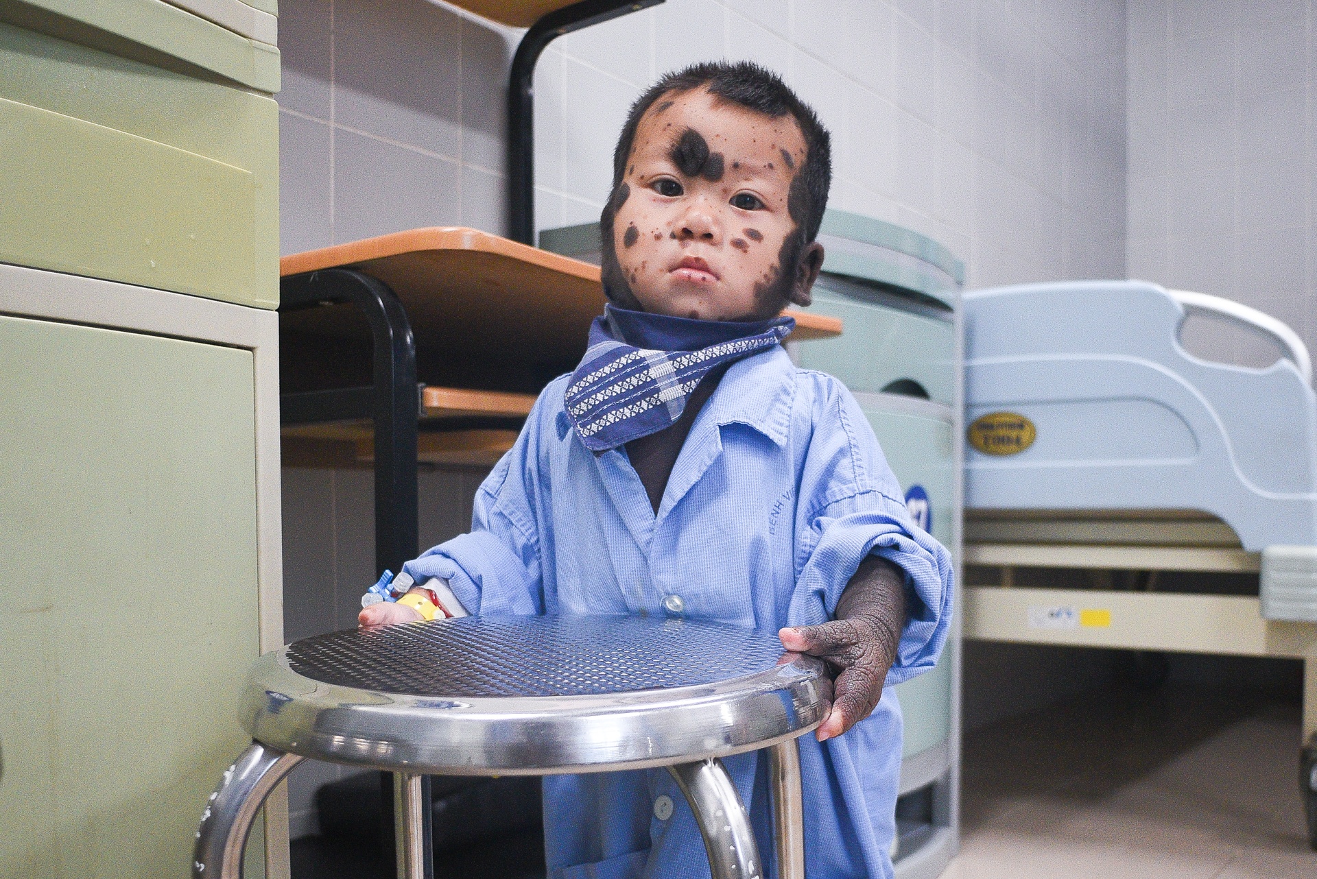 Cuon so ghi on va hanh trinh thay doi cua cau be bi cham khap nguoi anh 8