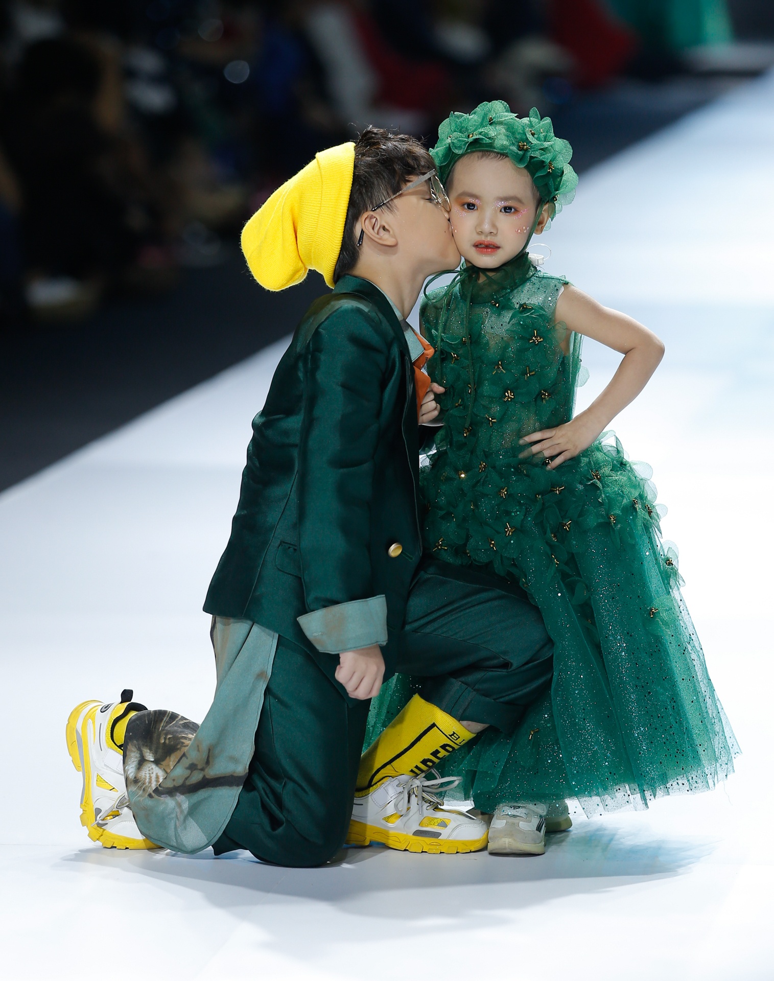 Co be ung thu mau trinh dien trong dem Vitnam Fashion Week 2019 anh 11