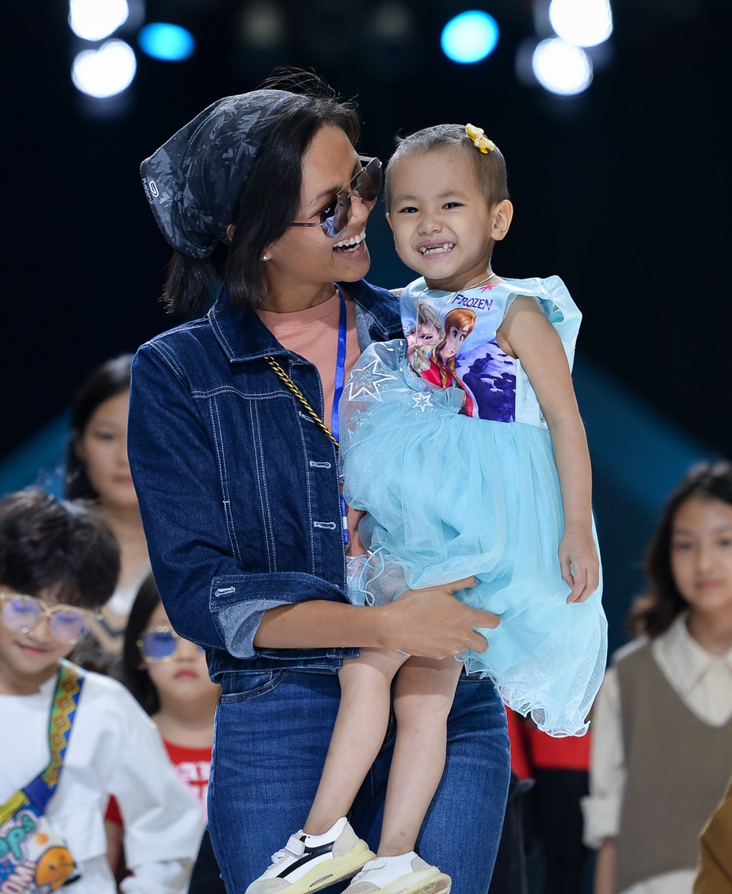 Co be ung thu mau trinh dien trong dem Vitnam Fashion Week 2019 anh 12