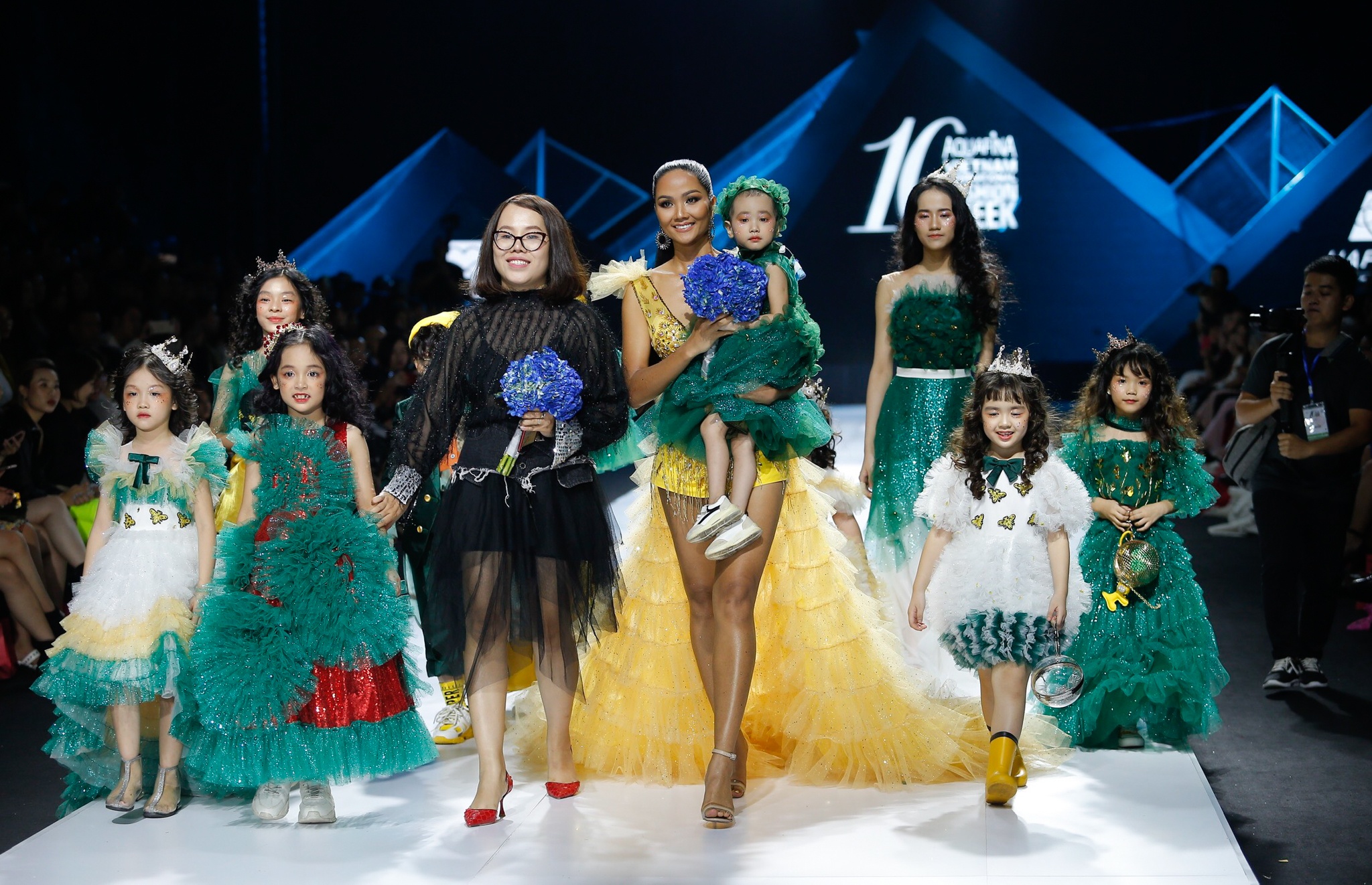 Co be ung thu mau trinh dien trong dem Vitnam Fashion Week 2019 anh 13