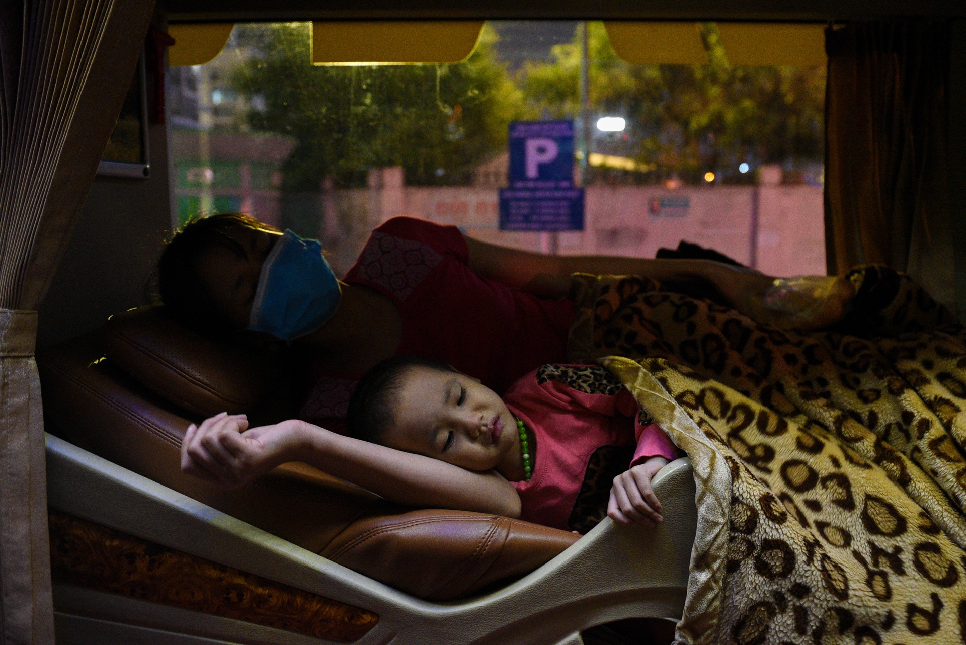 Co be ung thu mau trinh dien trong dem Vitnam Fashion Week 2019 anh 27