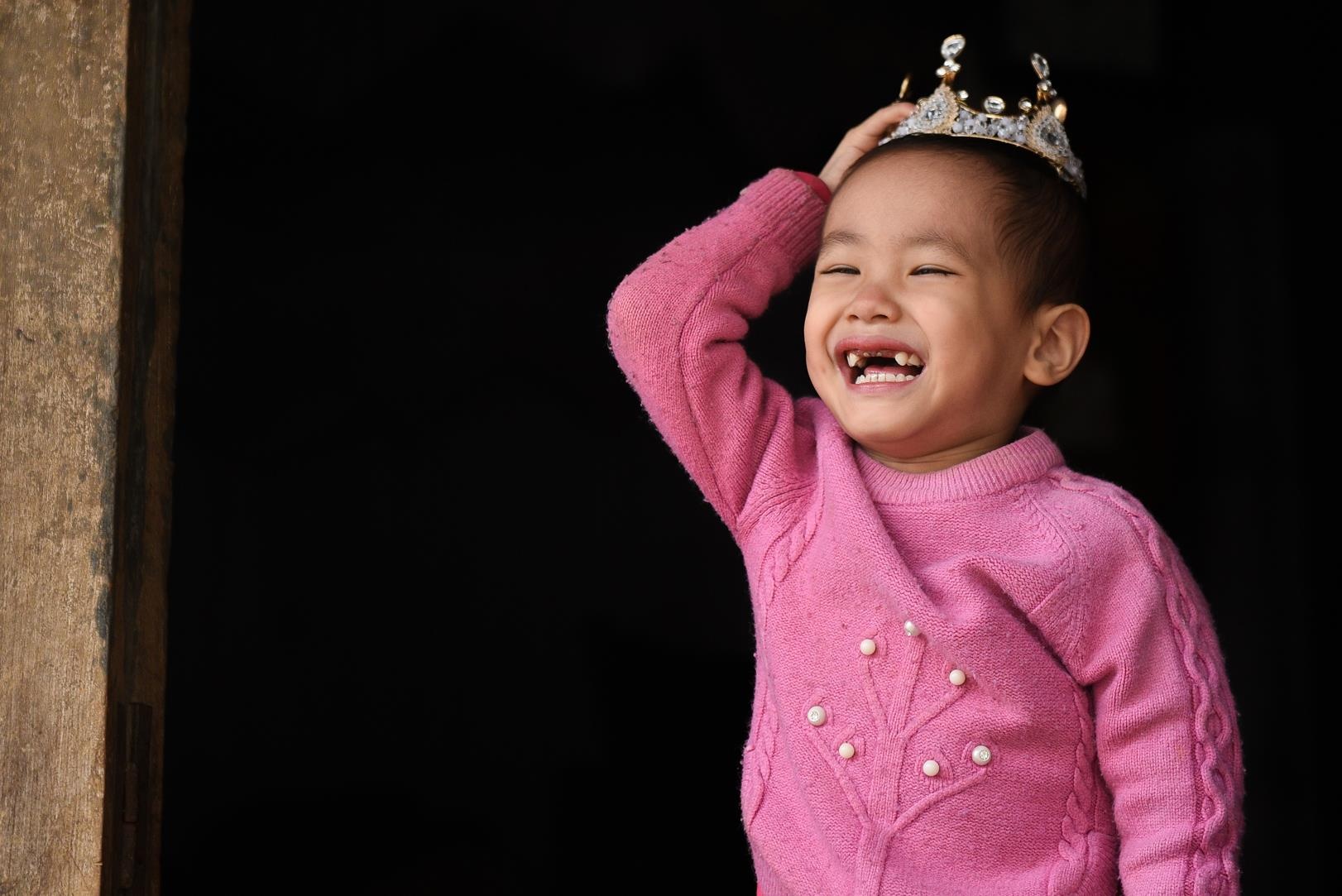 Phia sau hinh anh co be mang day truyen dich len san catwalk hinh anh