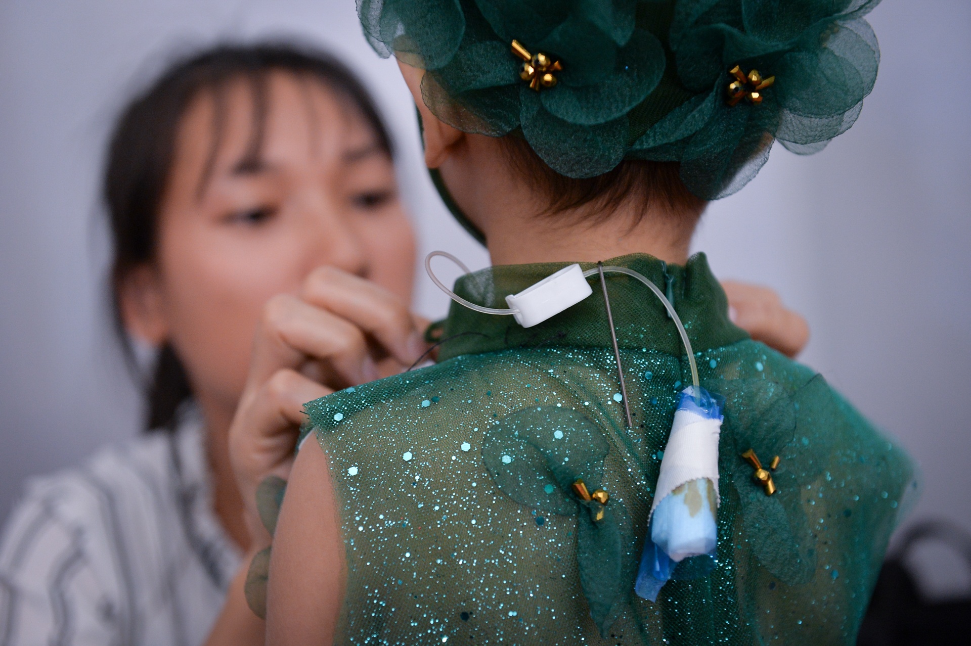 Co be ung thu mau trinh dien trong dem Vitnam Fashion Week 2019 anh 3