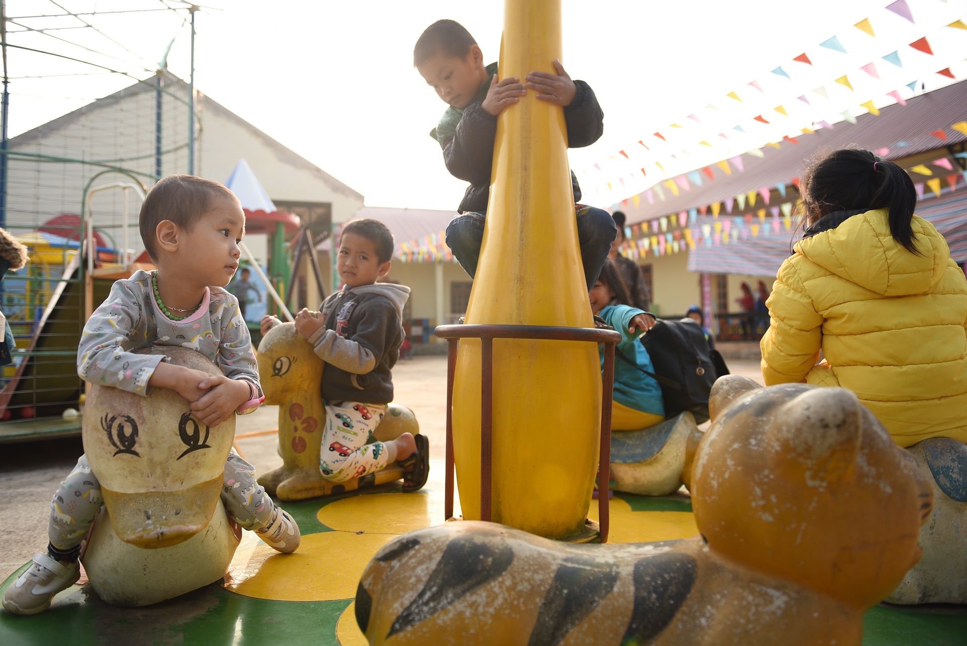 Co be ung thu mau trinh dien trong dem Vitnam Fashion Week 2019 anh 40