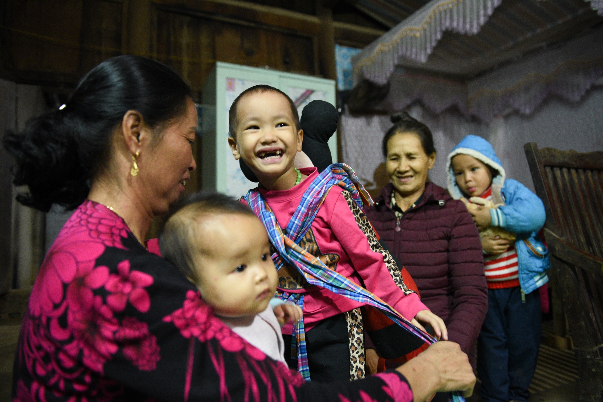 Co be ung thu mau trinh dien trong dem Vitnam Fashion Week 2019 anh 43
