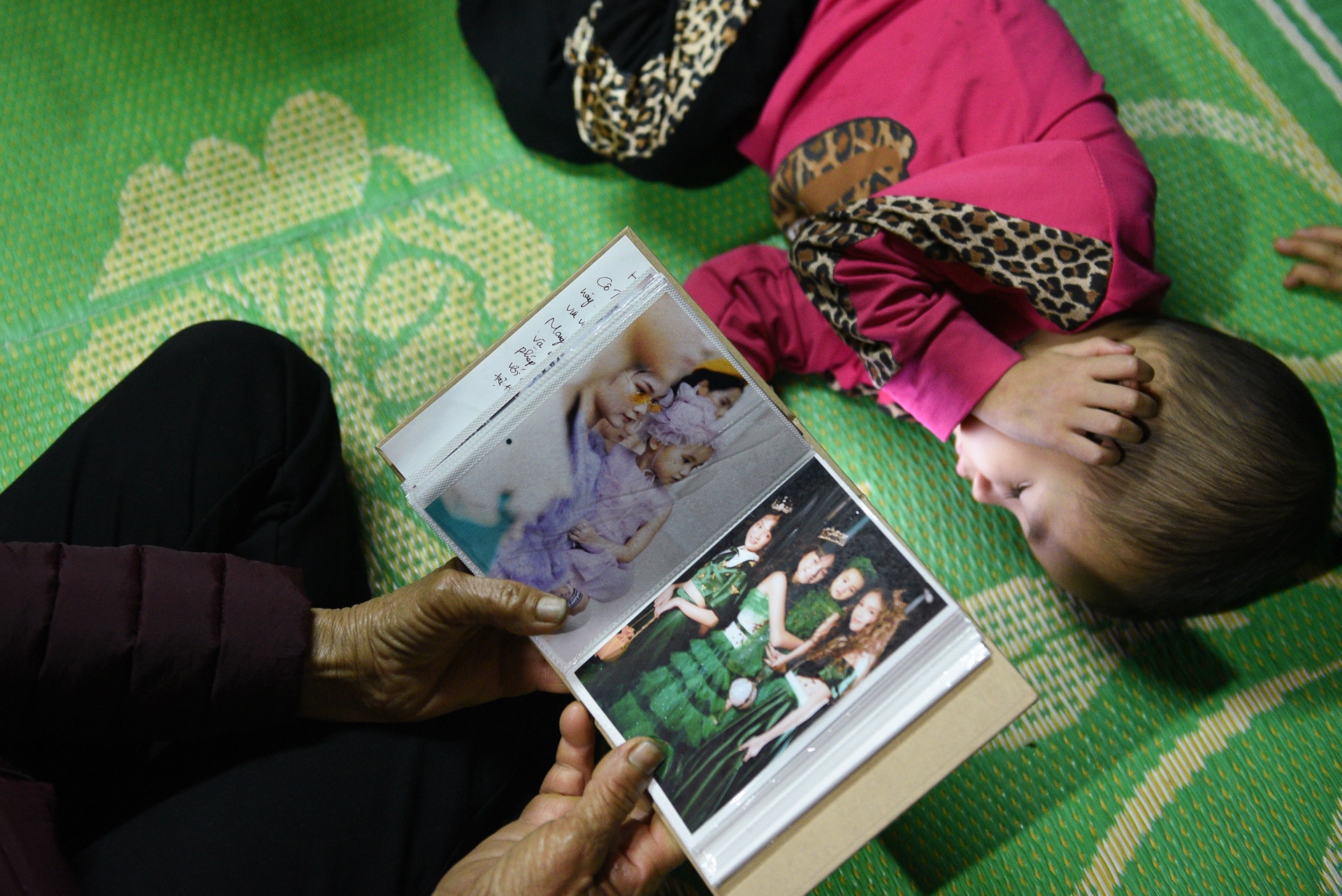 Co be ung thu mau trinh dien trong dem Vitnam Fashion Week 2019 anh 45