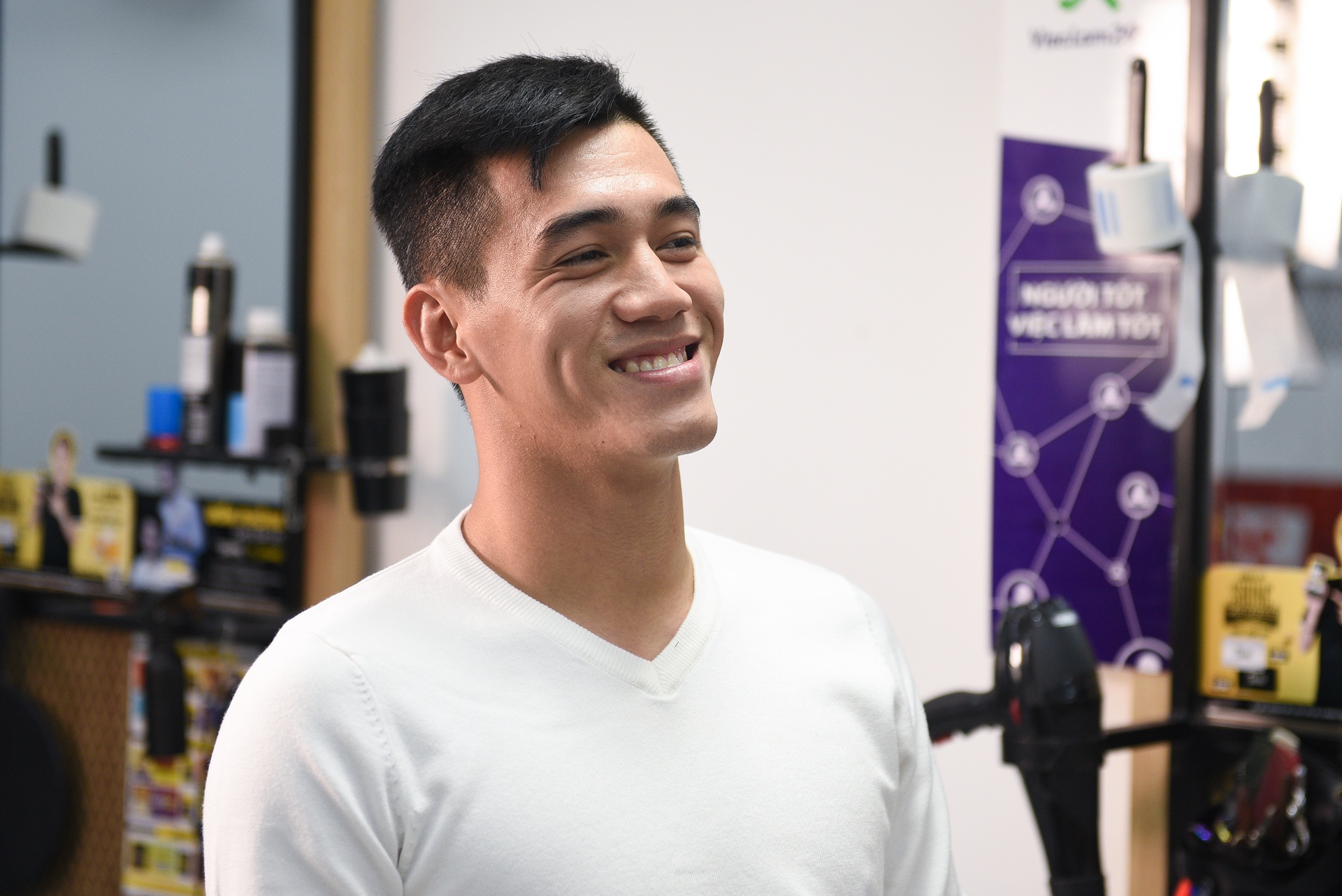 Tien Linh thay doi dien mao sau chien thang UAE anh 1