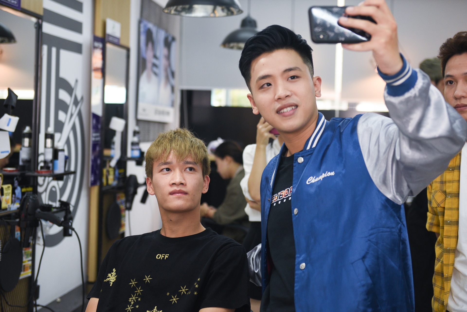 Tien Linh thay doi dien mao sau chien thang UAE anh 4