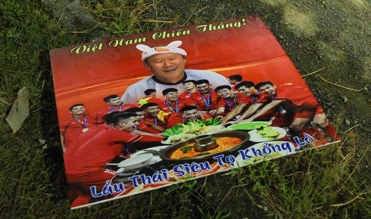 Rac day duong sau tran cau Viet Nam - Thai Lan hinh anh