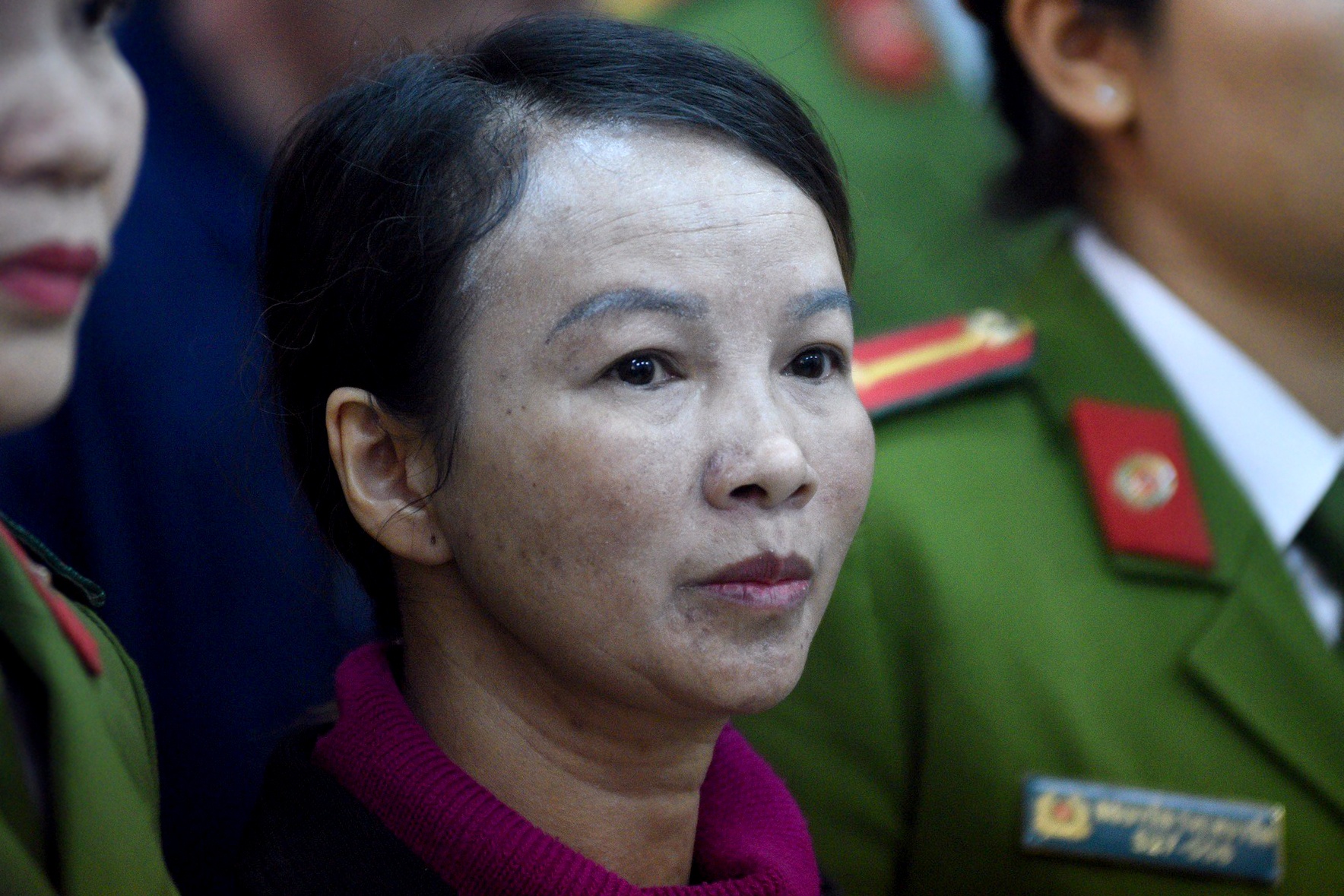 Me nu sinh giao ga bat khoc o phien xu hinh anh