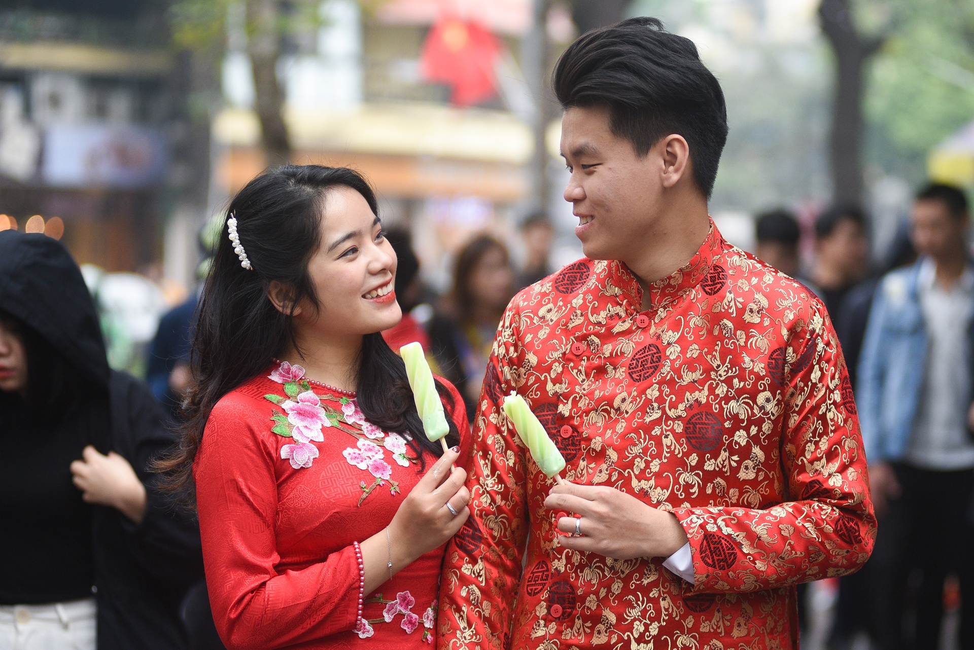 Gioi tre Ha Noi xuong pho don Tet Duong lich anh 3