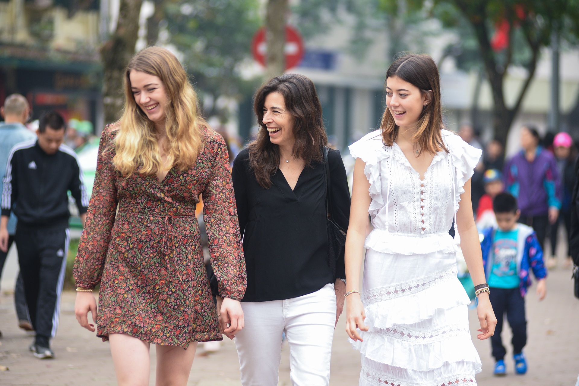 Gioi tre Ha Noi xuong pho don Tet Duong lich anh 5