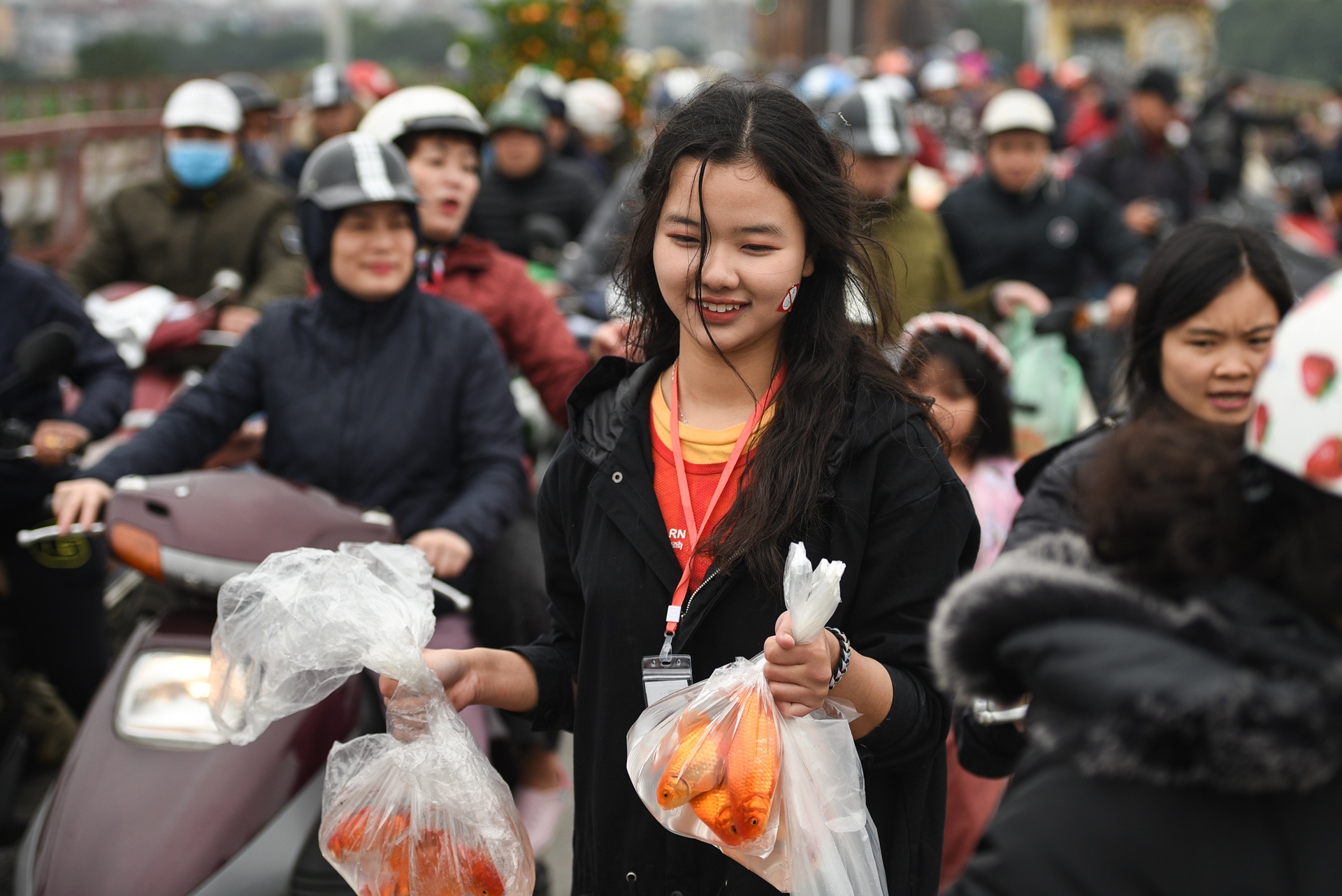 Cau Long Bien un tac ngay tha ca tien ong Tao hinh anh