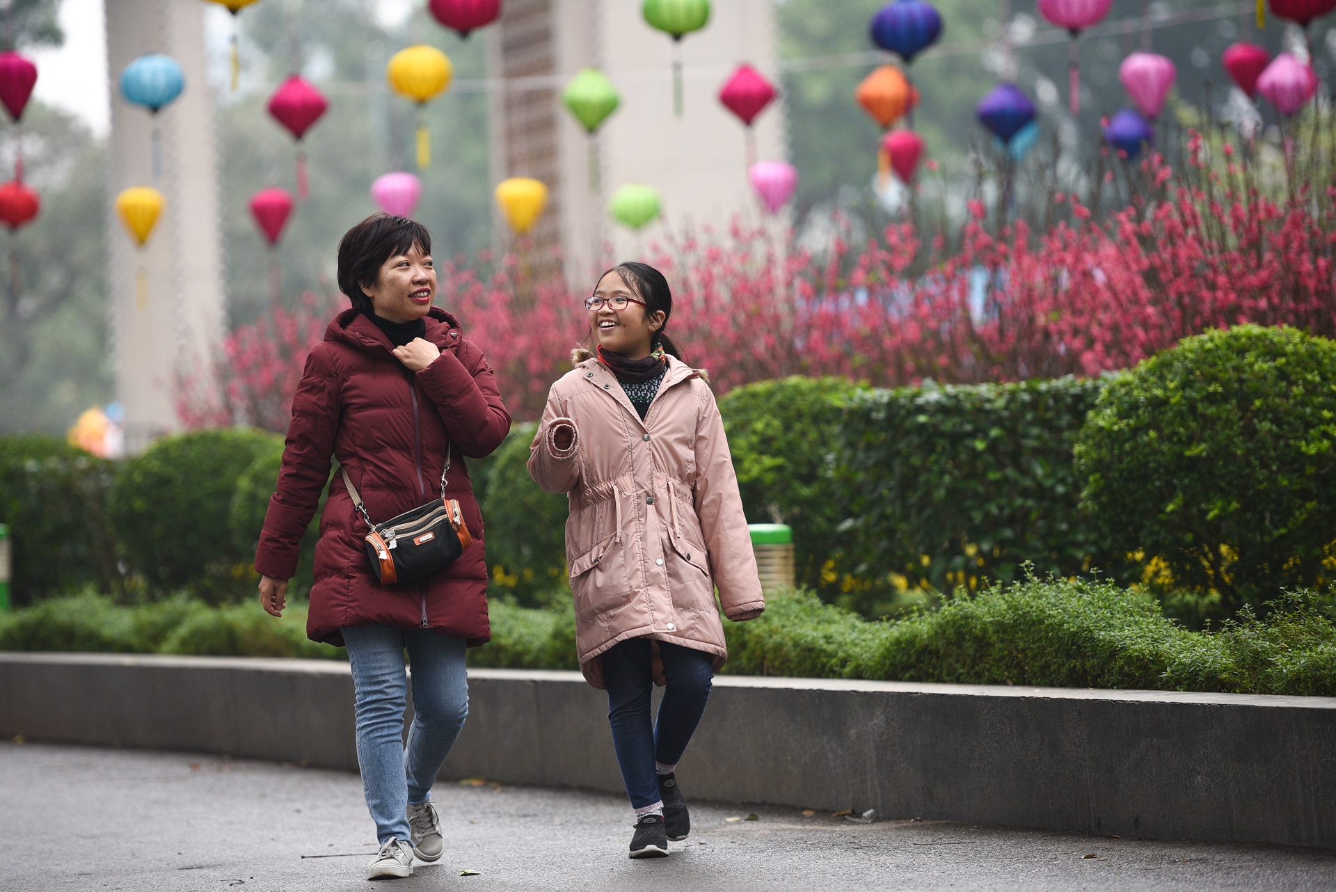 Nguoi Ha Noi mua sam trong thoi tiet 16 do anh 9