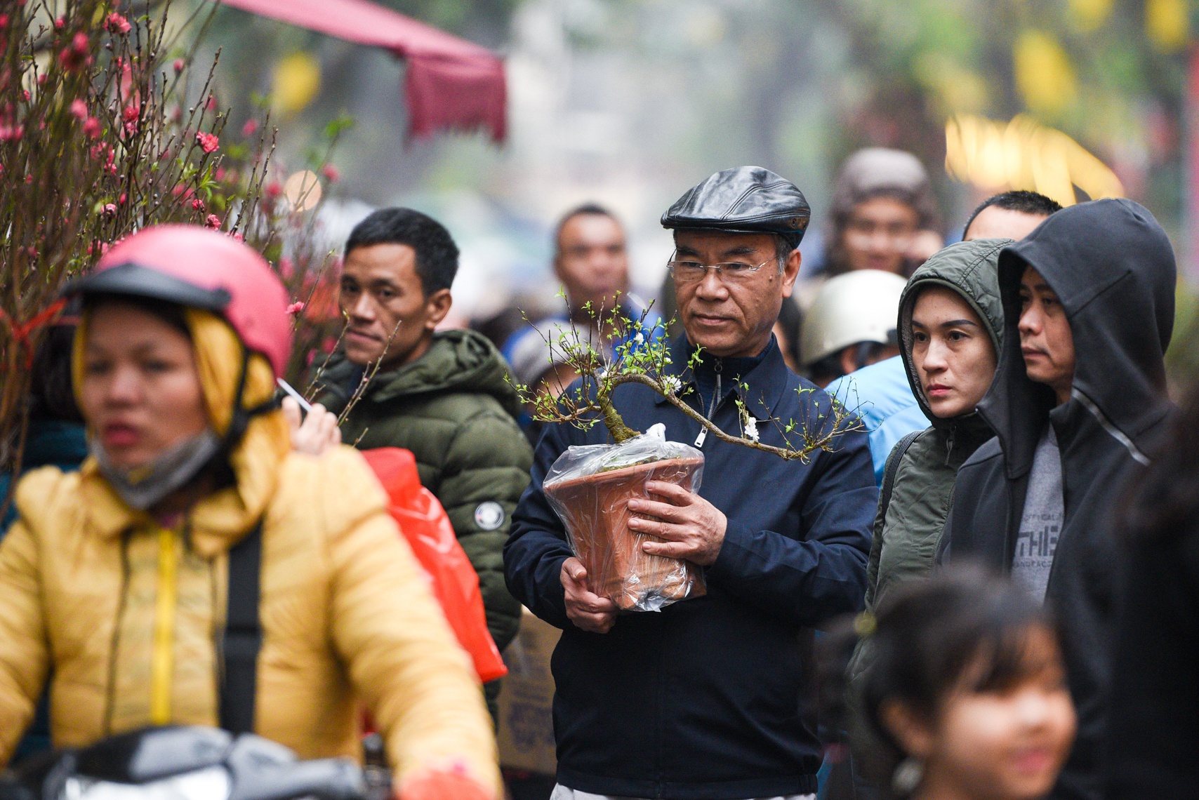 Nguoi Ha Noi mua sam trong thoi tiet 16 do anh 4