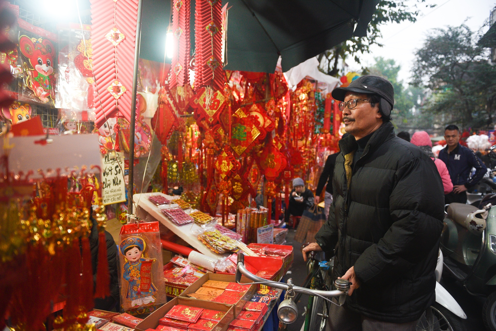 Nguoi Ha Noi mua sam trong thoi tiet 16 do anh 8