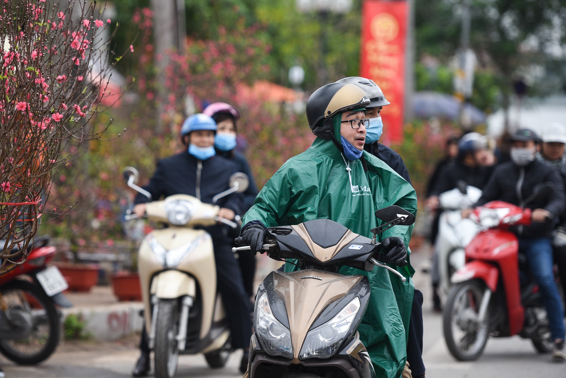Nguoi Ha Noi mua sam trong thoi tiet 16 do anh 2