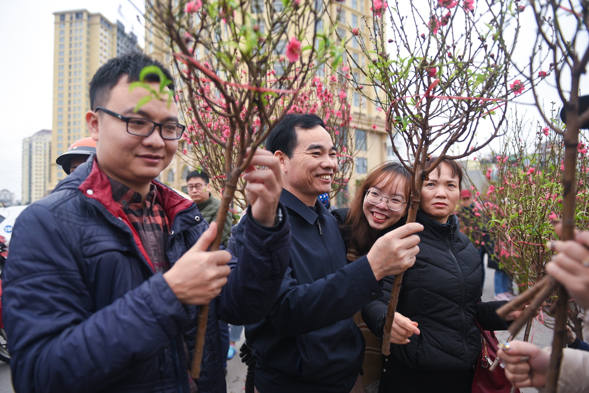 Nguoi Ha Noi mua sam trong thoi tiet 16 do anh 3