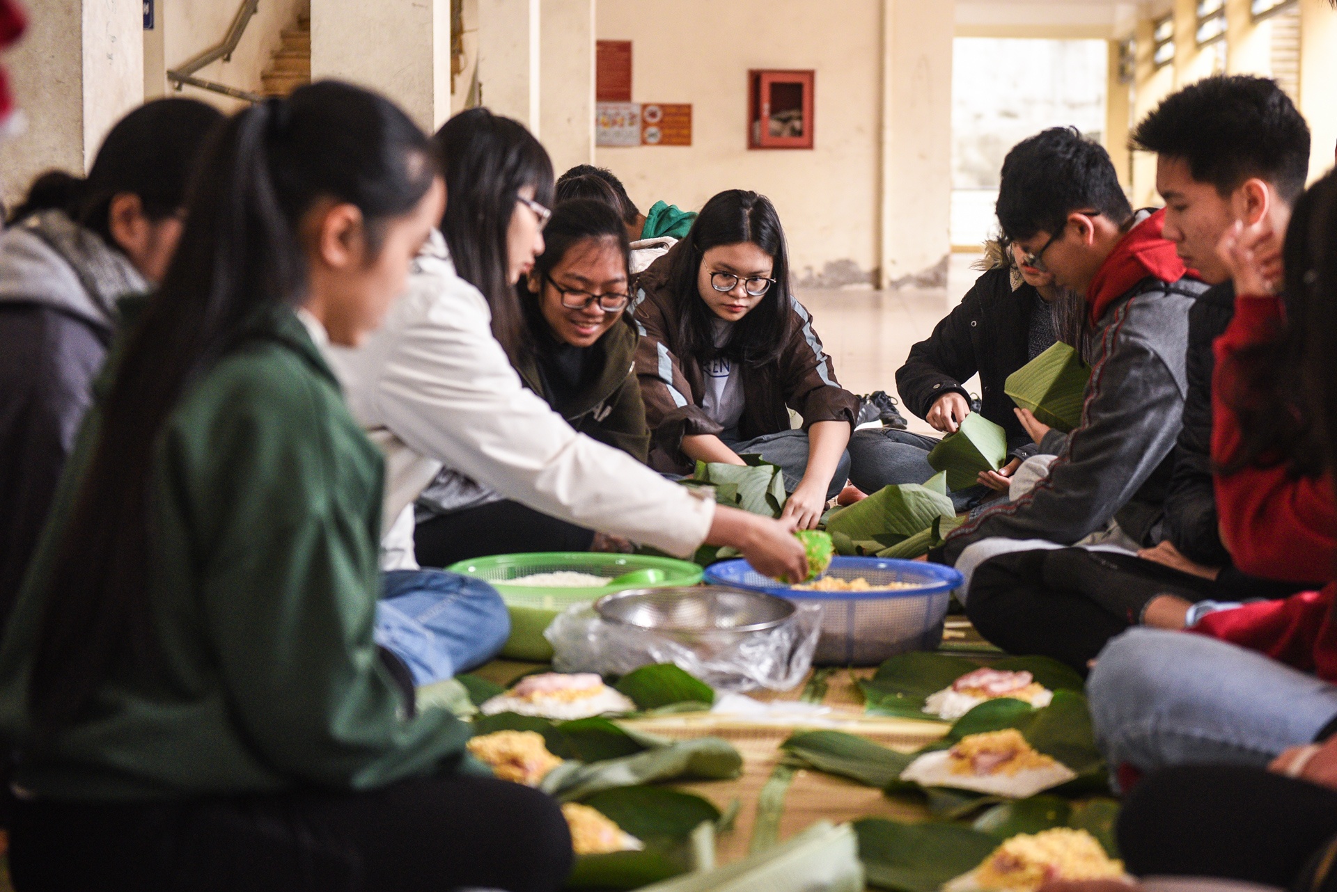 Học sinh Hà Nội gói bánh chưng tặng người vô gia cư ảnh 1 Hoc sinh Ha Noi goi banh chung tang nguoi vo gia cu anh 1