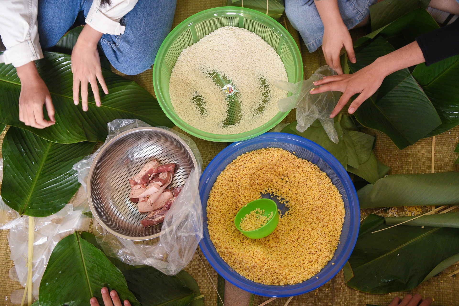 Học sinh Hà Nội gói bánh chưng tặng người vô gia cư ảnh 3 Hoc sinh Ha Noi goi banh chung tang nguoi vo gia cu anh 3