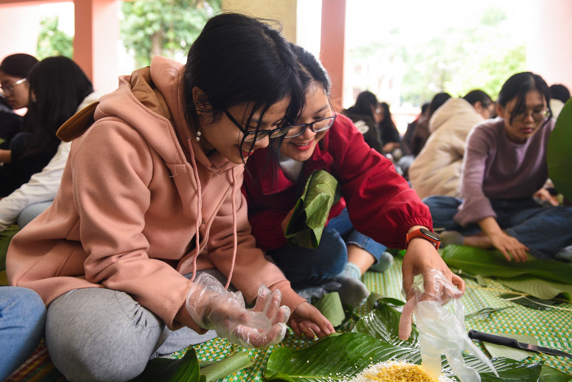 Học sinh Hà Nội gói bánh chưng tặng người vô gia cư ảnh 2 Hoc sinh Ha Noi goi banh chung tang nguoi vo gia cu anh 2