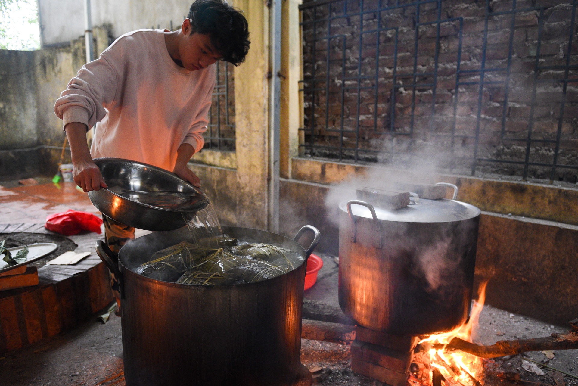 Học sinh Hà Nội gói bánh chưng tặng người vô gia cư ảnh 5 Hoc sinh Ha Noi goi banh chung tang nguoi vo gia cu anh 5