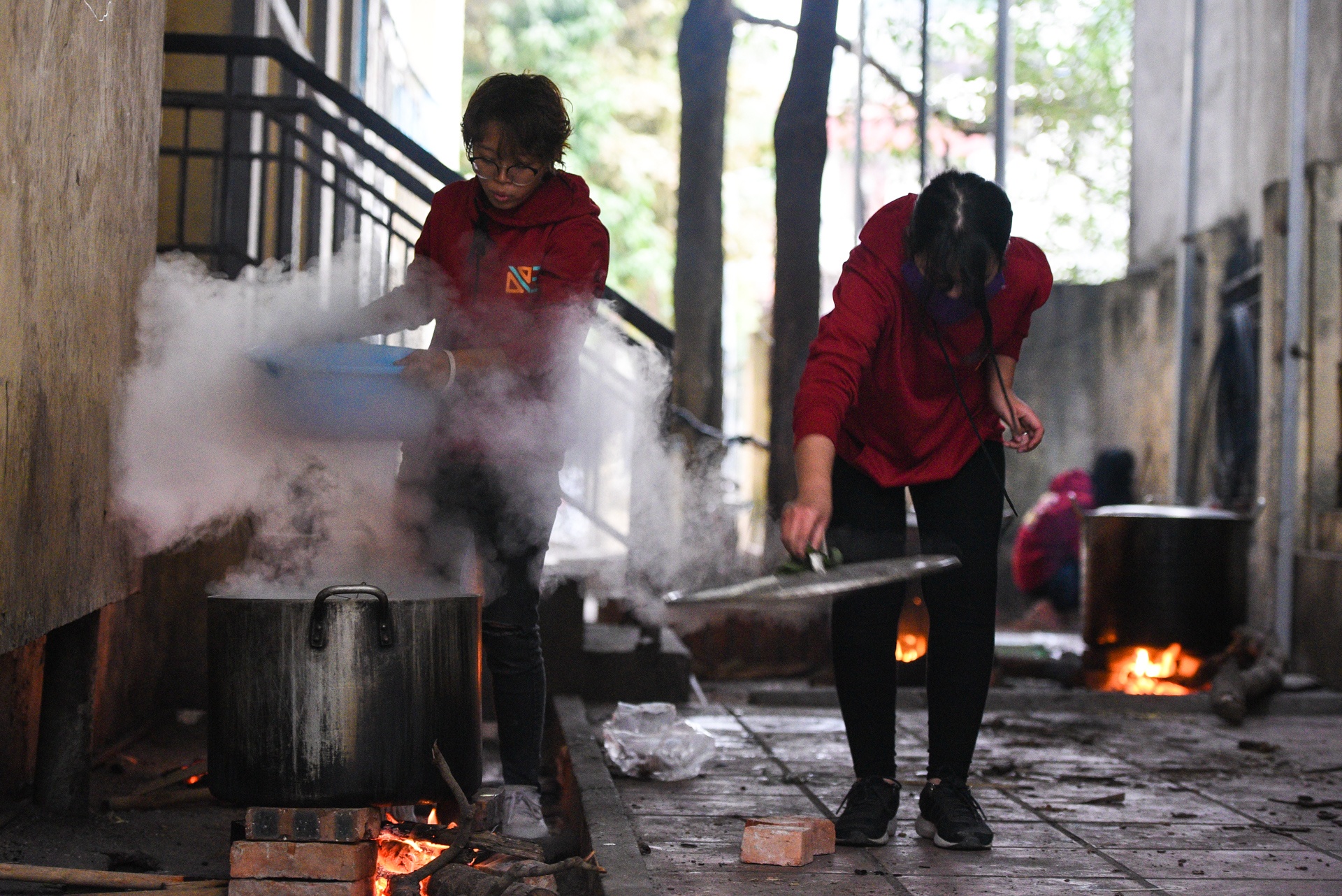 Học sinh Hà Nội gói bánh chưng tặng người vô gia cư ảnh 6 Hoc sinh Ha Noi goi banh chung tang nguoi vo gia cu anh 6