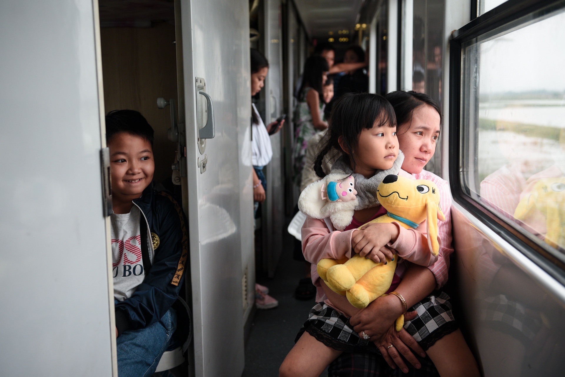 Cach giam dau co va lung khi di tau xe, may bay hinh anh