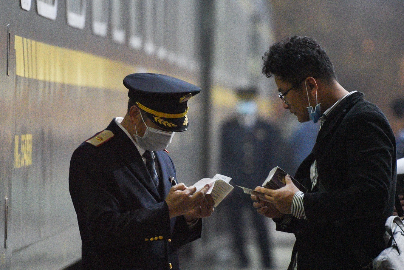 Tau Ha Noi - Trung Quoc chay 1 chuyen/ngay giua dich virus corona hinh anh