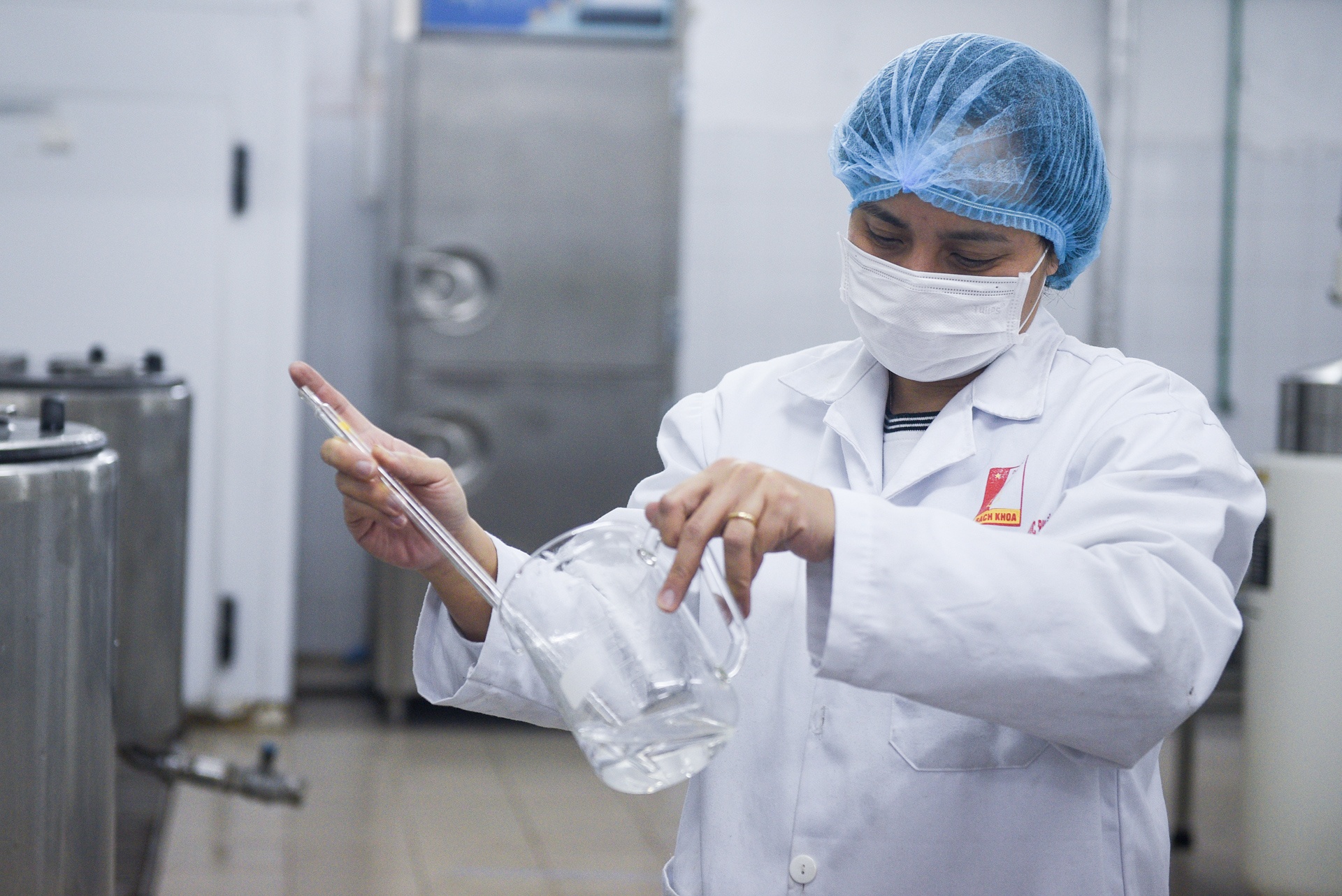 DH Bach Khoa Ha Noi san xuat 500 lit nuoc rua tay moi ngay hinh anh