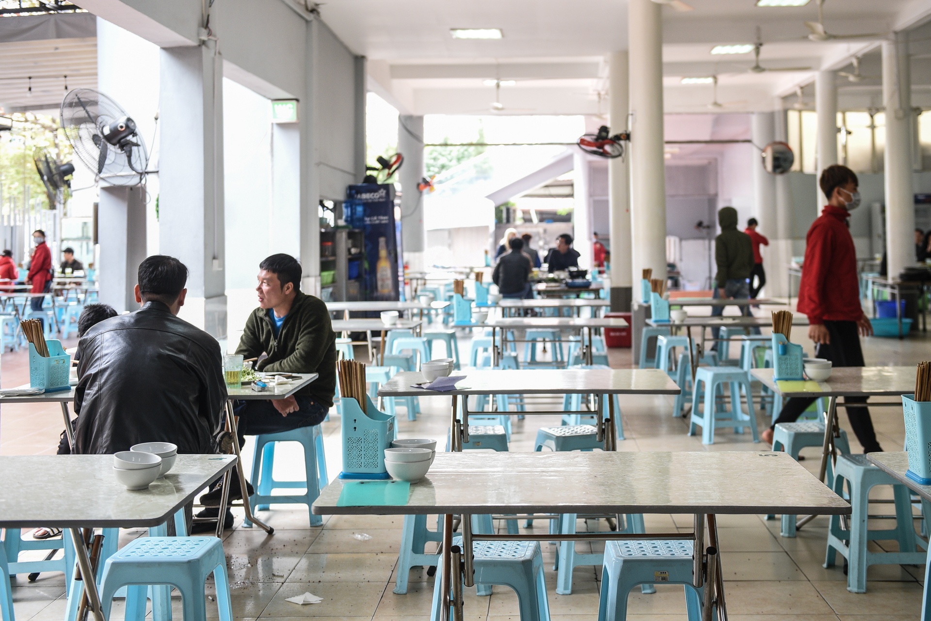 Bia hoi e am trong dich virus corona anh 4