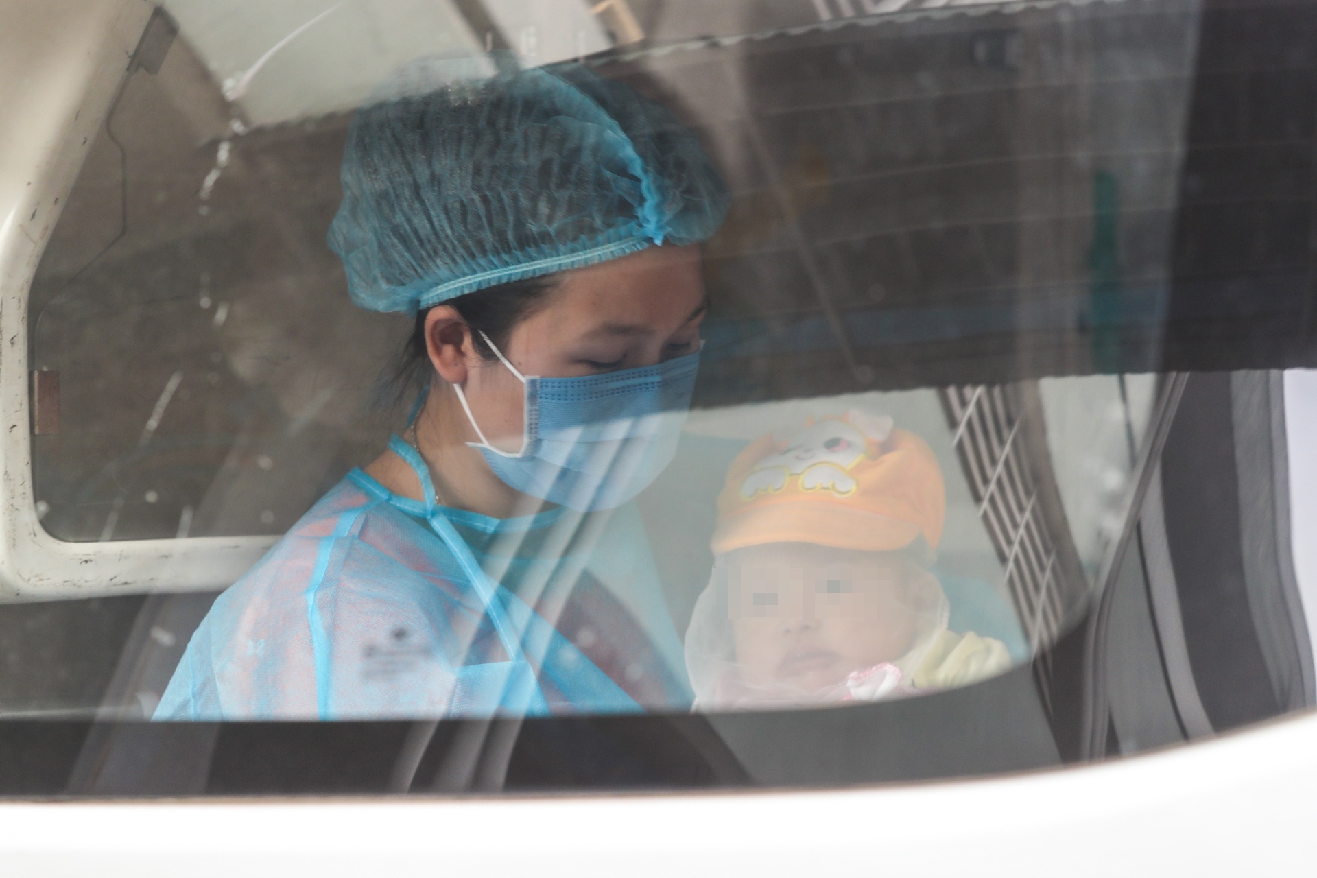 benh nhan nho tuoi nhat nhiem Covid019 ra vien anh 8