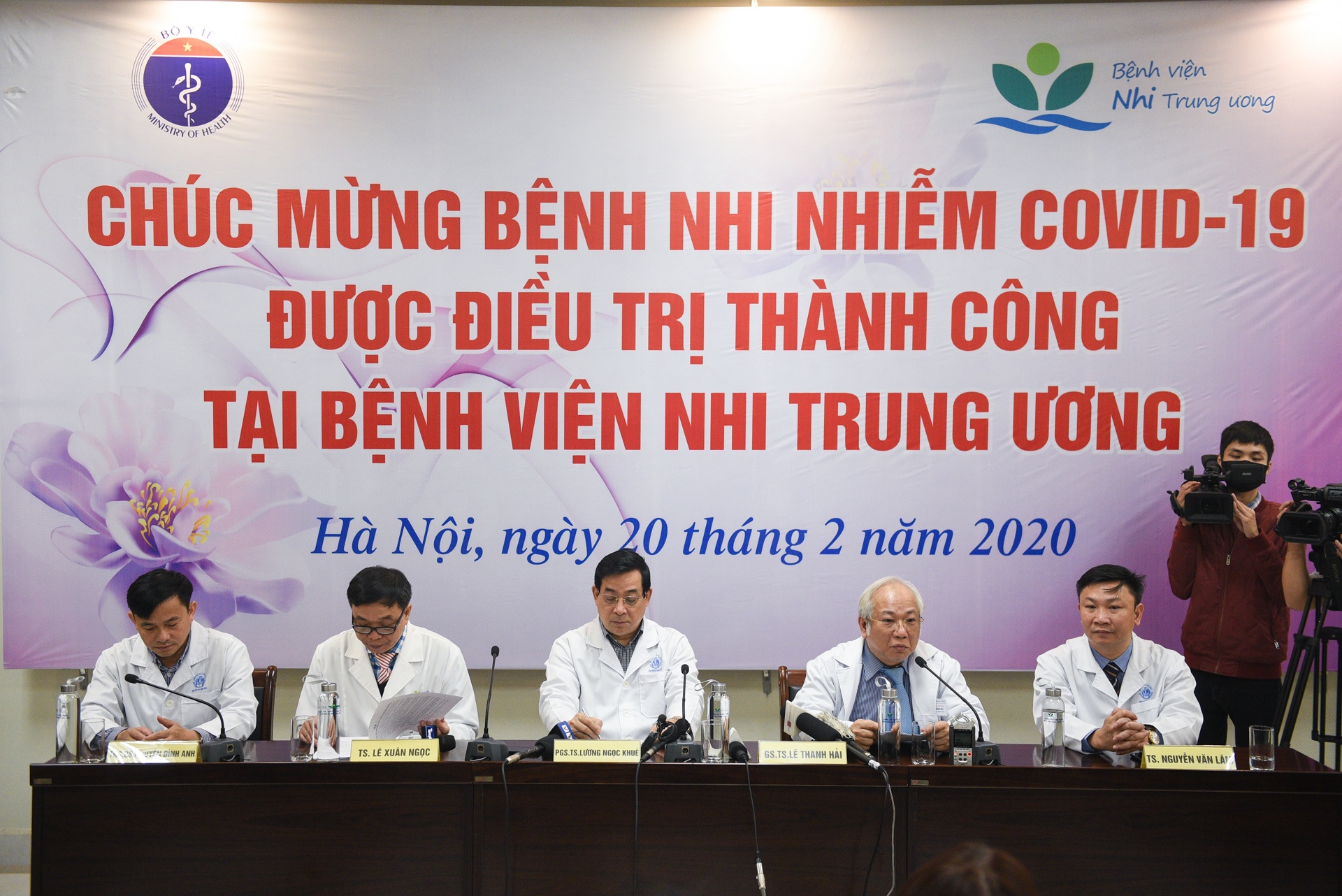 benh nhan nho tuoi nhat nhiem Covid019 ra vien anh 1