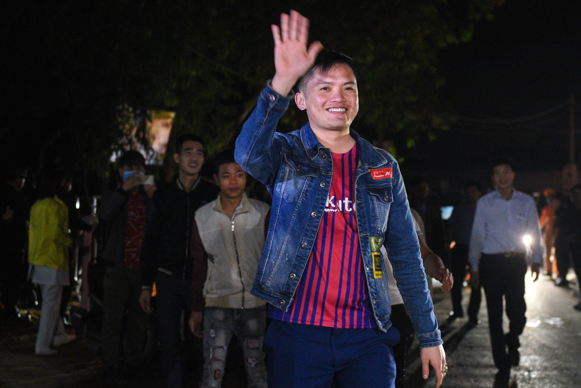 Khoanh khac do chot cach ly Son Loi luc nua dem hinh anh