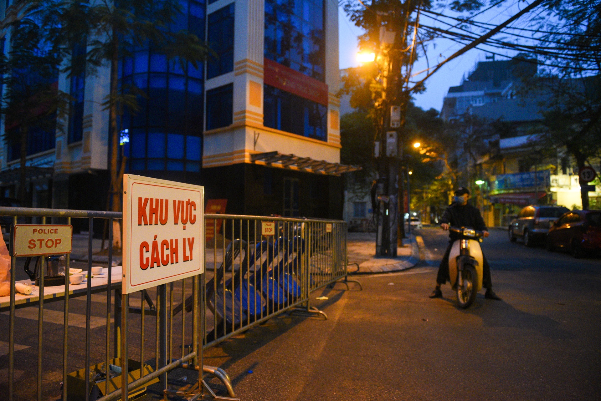 Trúc Bạch vắng vẻ sau ca nhiễm Covid-19 đầu tiên tại Hà Nội ảnh 1 Truc Bach vang ve sau ca nhiem Covid-19 dau tien tai Ha Noi anh 1