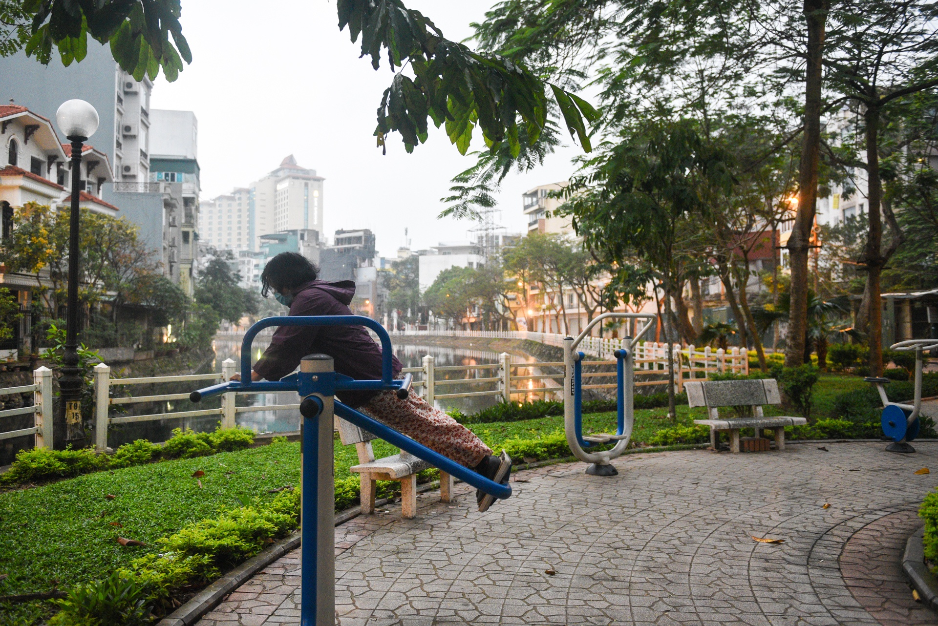 Truc Bach vang ve sau ca nhiem Covid-19 dau tien tai Ha Noi anh 2