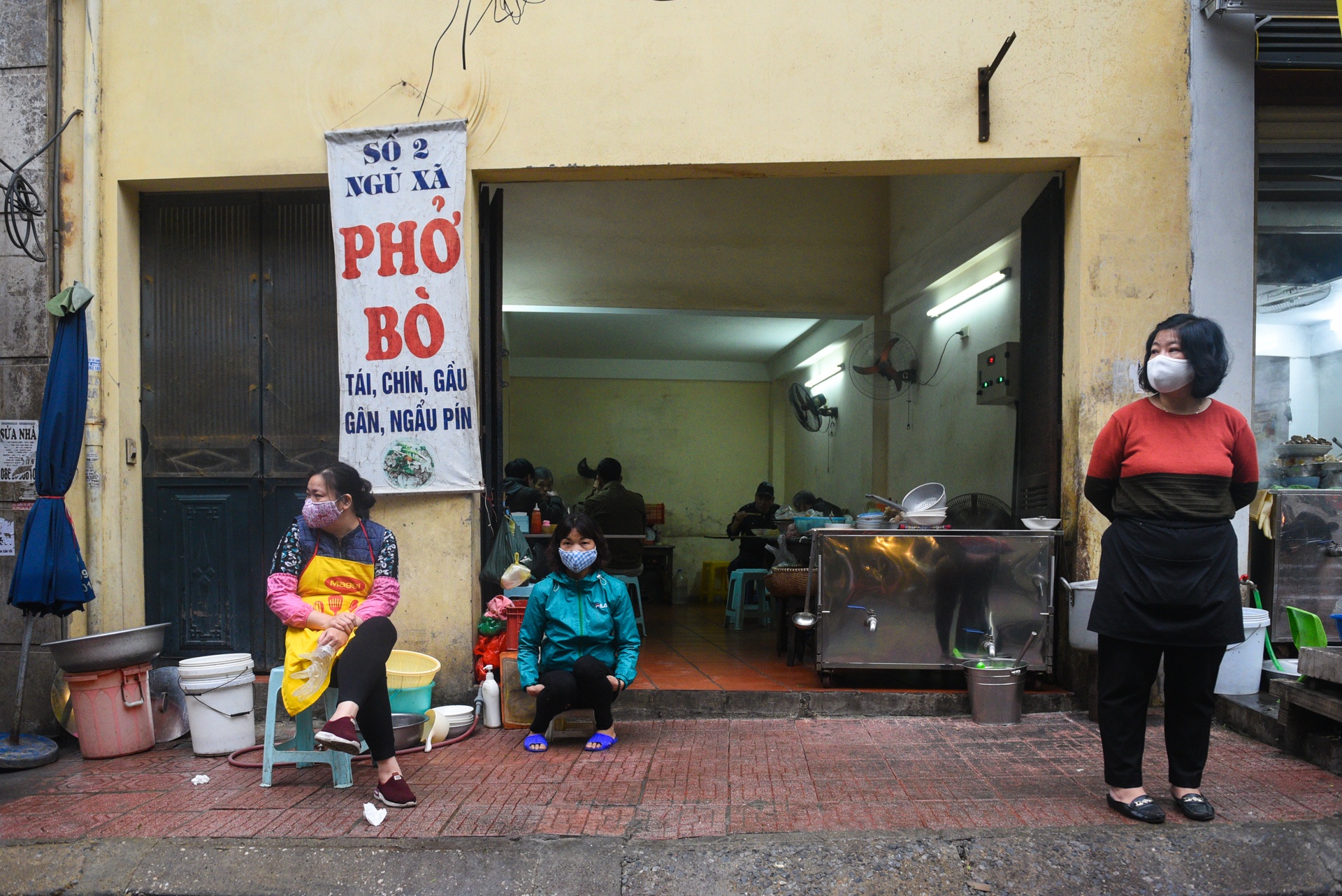 Truc Bach vang ve sau ca nhiem Covid-19 dau tien tai Ha Noi anh 4