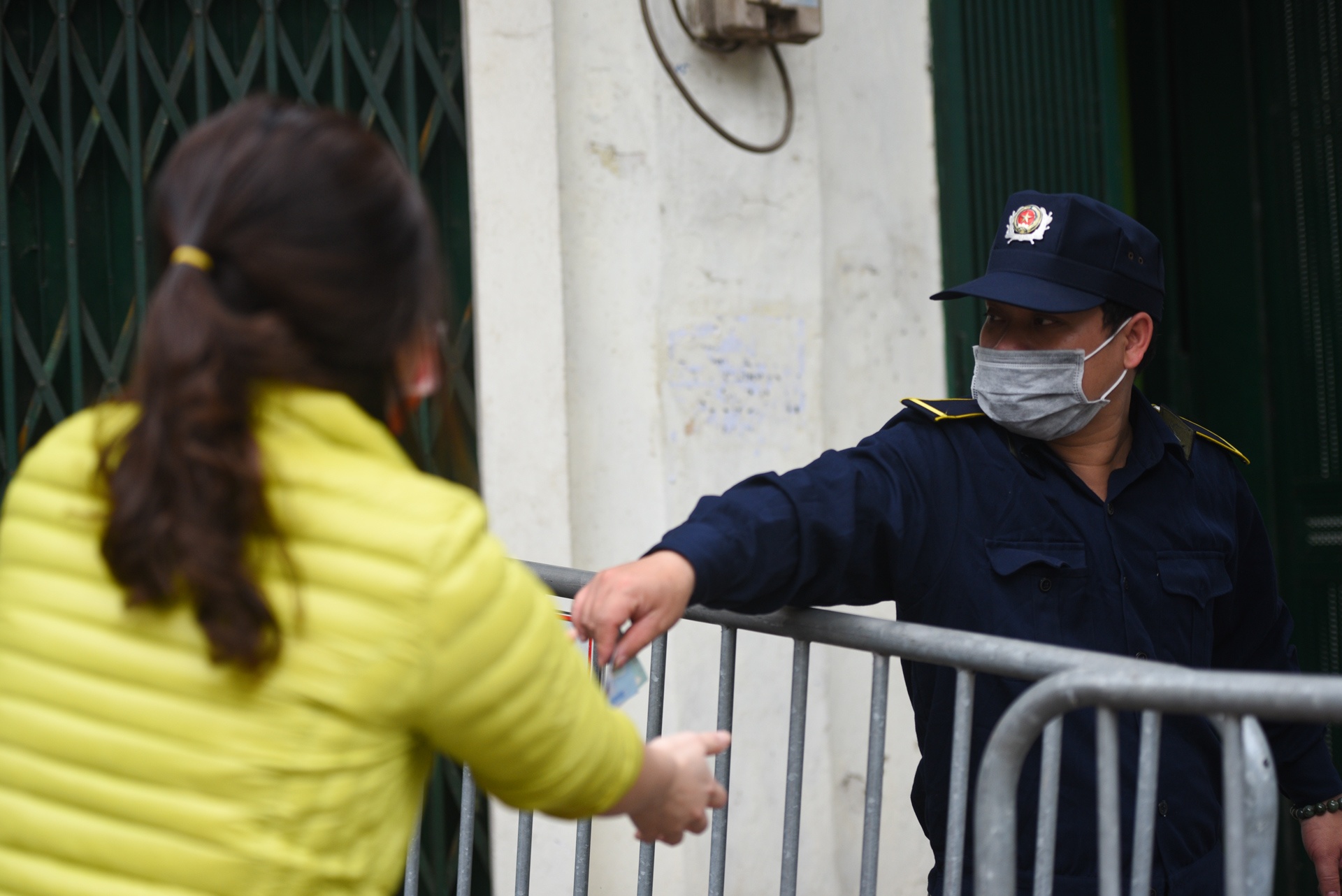 Dan quan van chuyen nhu yeu pham cho nguoi dan Truc Bach anh 2