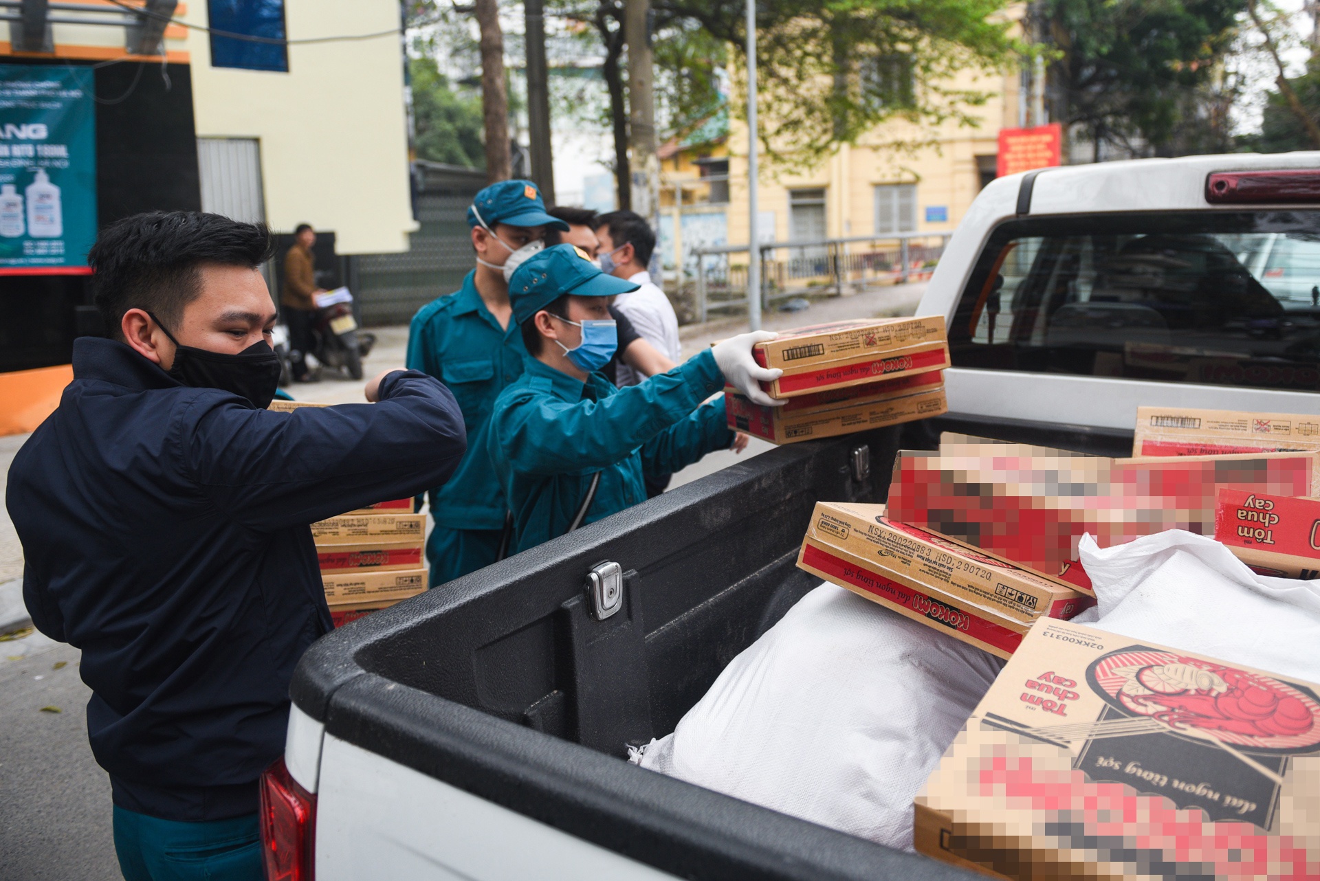 Dan quan van chuyen nhu yeu pham cho nguoi dan Truc Bach anh 4