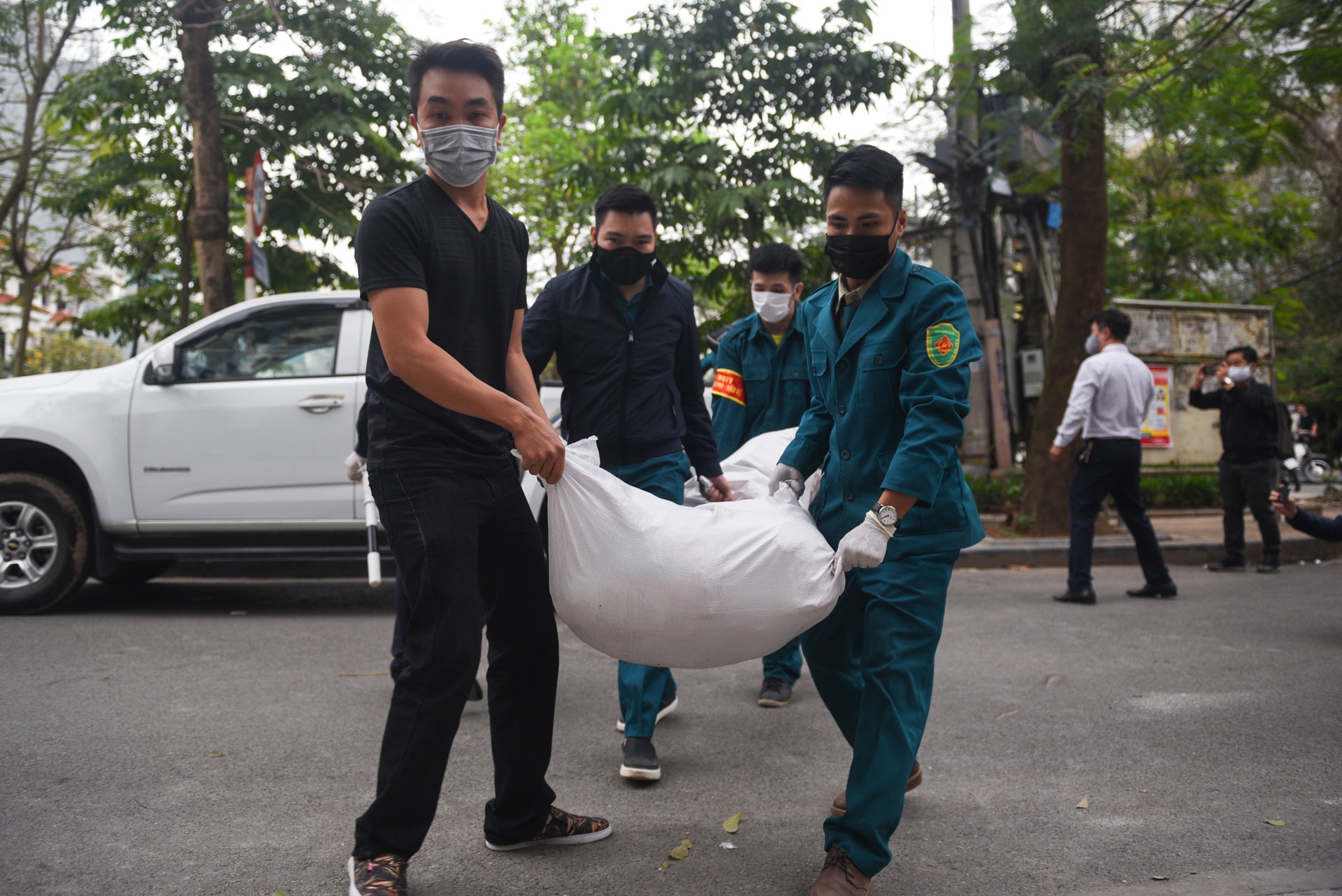 Dan quan van chuyen nhu yeu pham cho nguoi dan Truc Bach anh 5