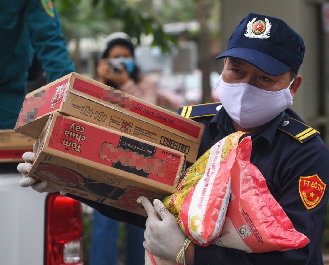 Chuyen thuc pham cho nguoi dan duoc cach ly o Truc Bach hinh anh