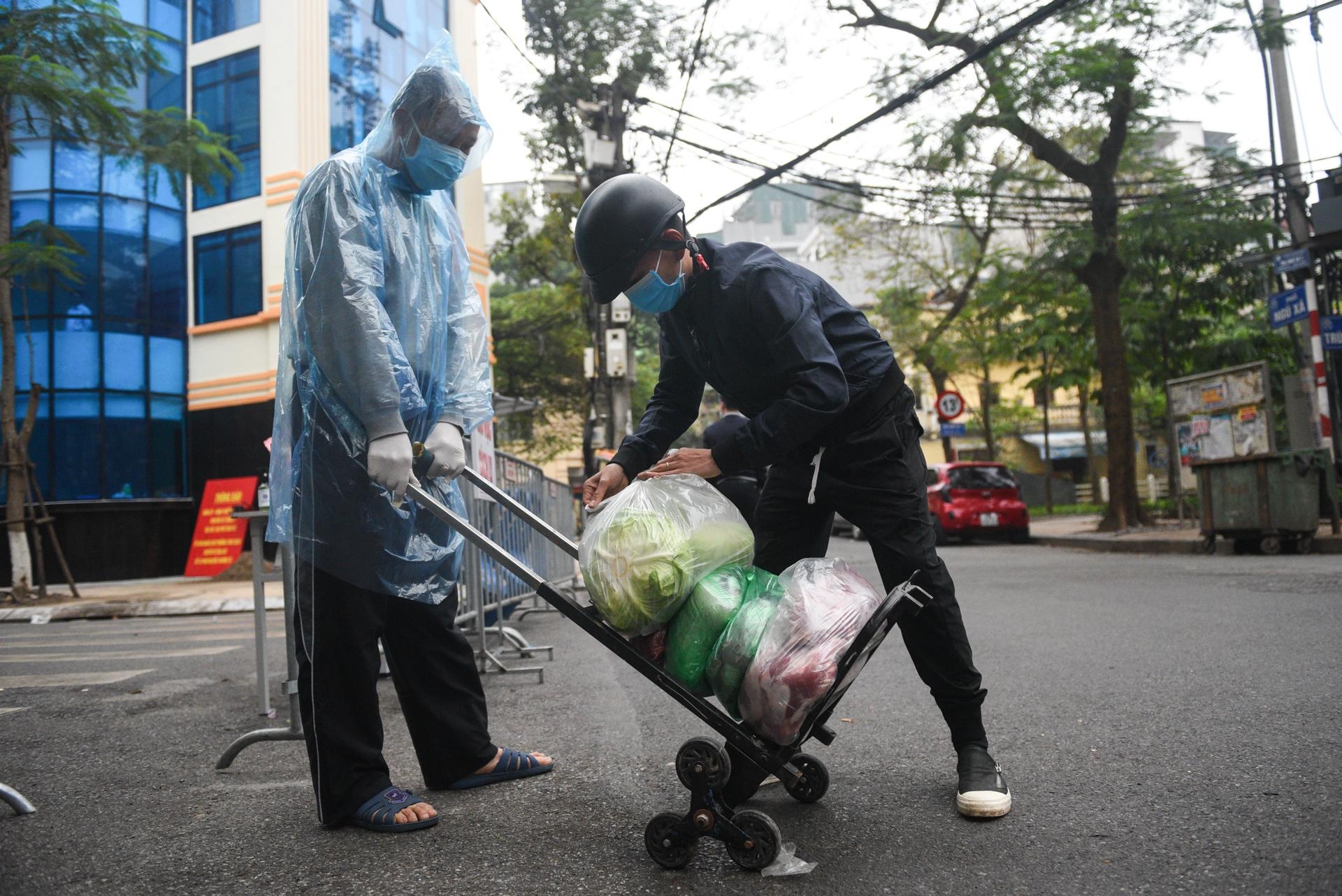 Truc Bach vang ve sau ca nhiem Covid-19 dau tien tai Ha Noi anh 8