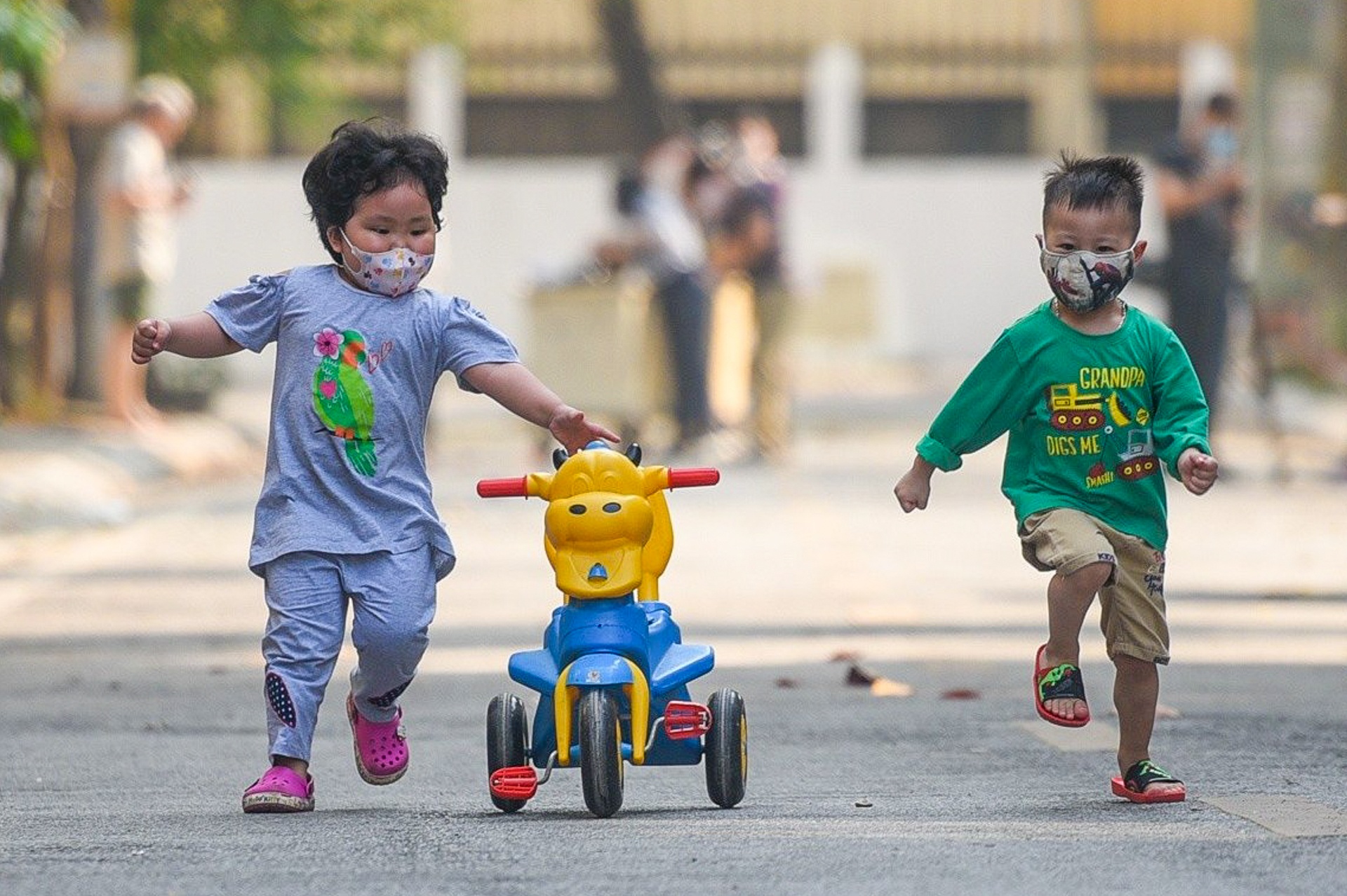 Nhung dua tre deo khau trang chay nhay trong khu cach ly Truc Bach hinh anh